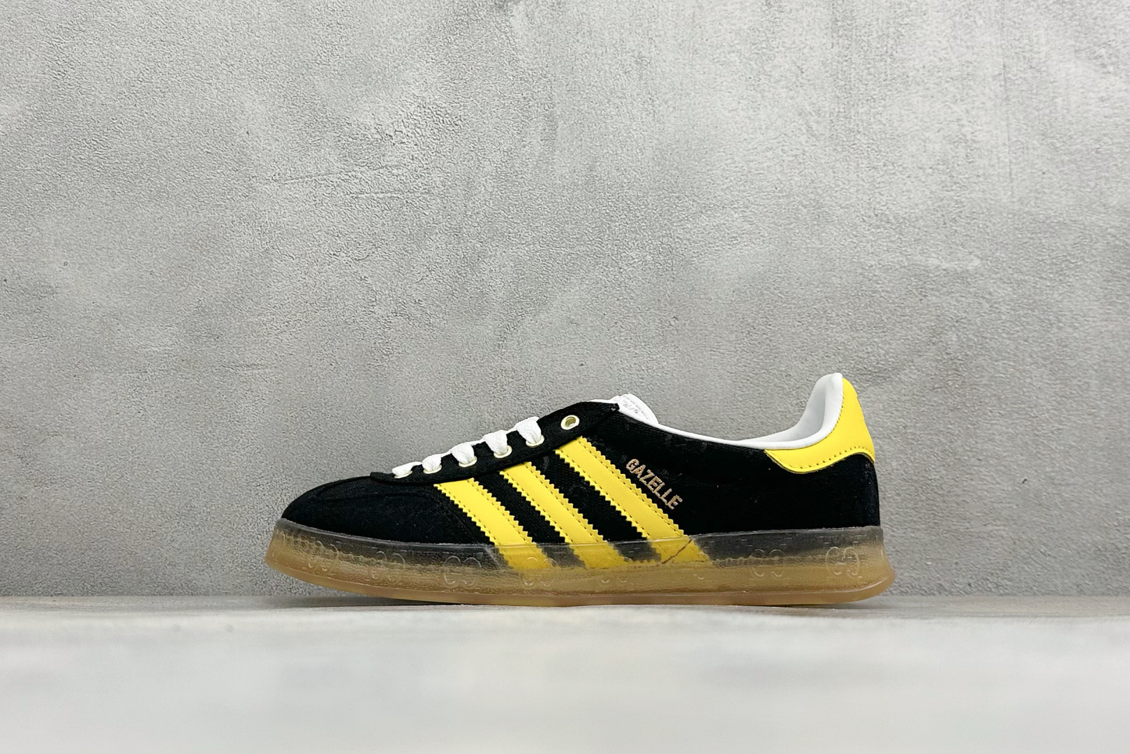 Adidas originals Samba OG x 古驰联名 桑巴舞系列复古经典轻便板鞋 此款以简约大方的造型设计 Adidas originals Samba OG x 古驰联名 桑巴舞系列复古经典轻便板鞋 此款以简约大方的造型设计