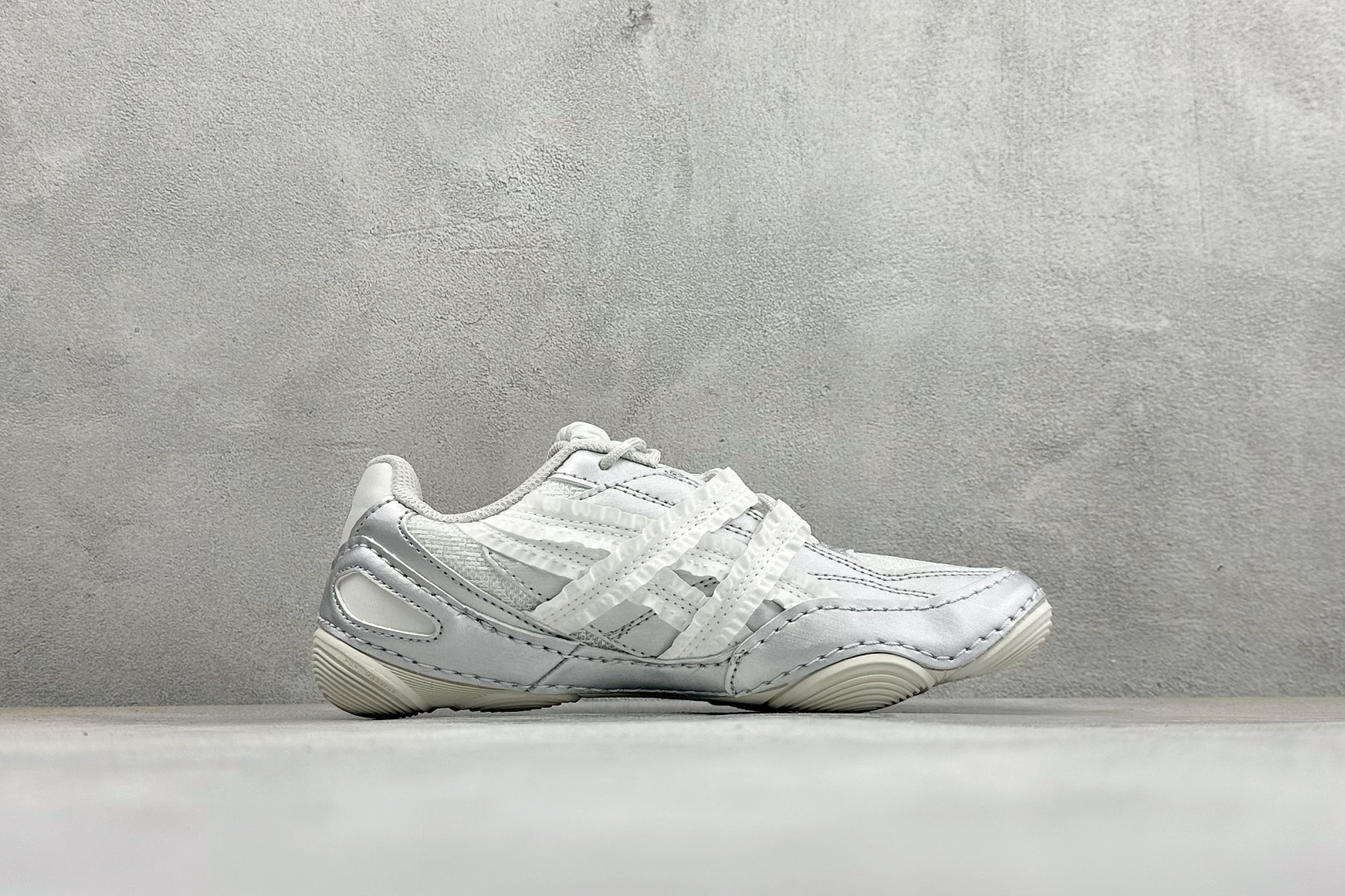 Asics Hypersync 亚瑟士 薄底德训 时尚经典透气包裹性轻便 低帮休闲板鞋 以复古之名 解锁街头新表达 低帮