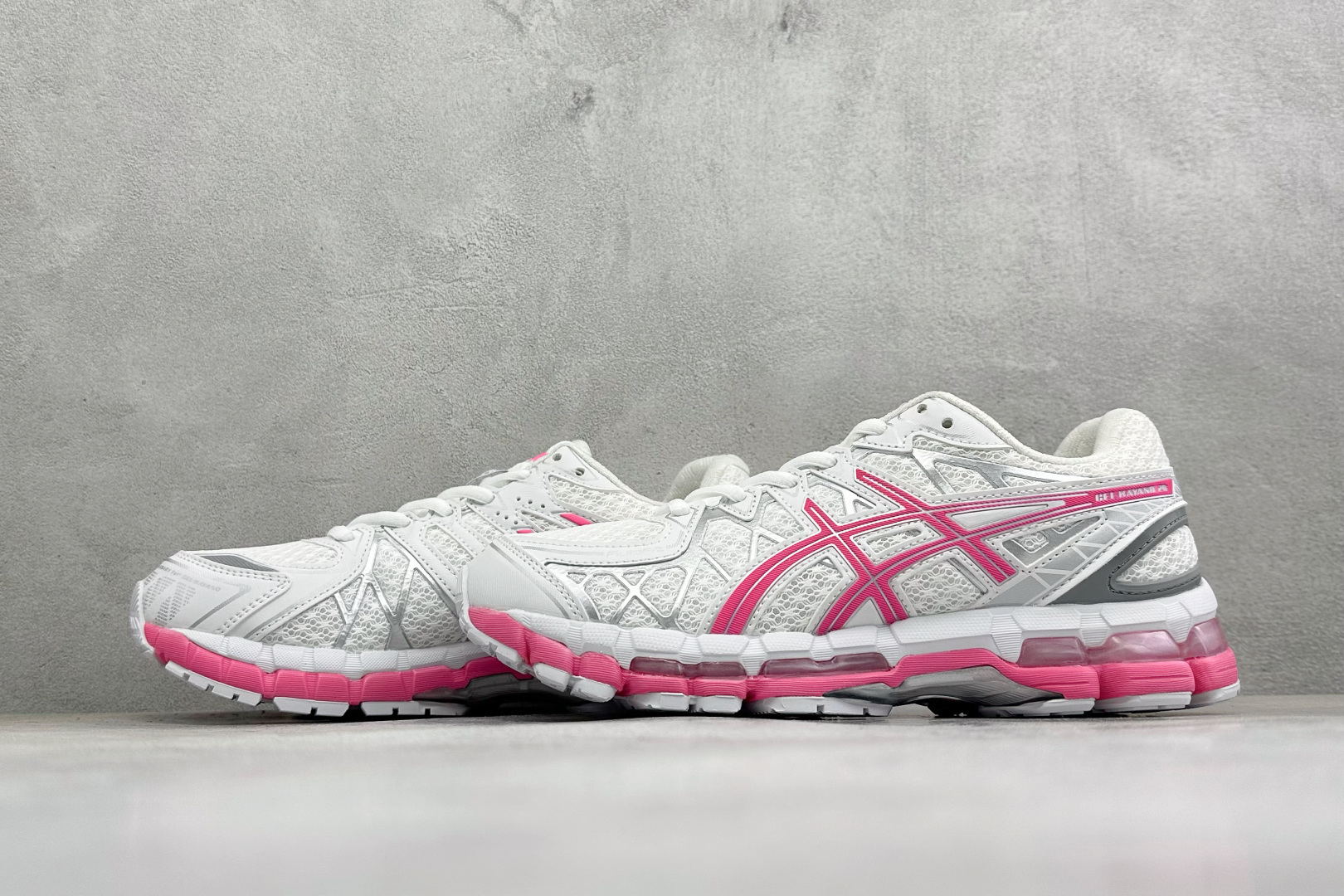 XR版Asics Gel-Kayano 20 亚瑟士 舒适百搭耐磨支撑透气 低帮跑步鞋 货号: 1203A388-108 XR版Asics Gel-Kayano 20 亚瑟士 舒适百搭耐磨支撑透气 低帮跑步鞋 货号: 1203A388-108