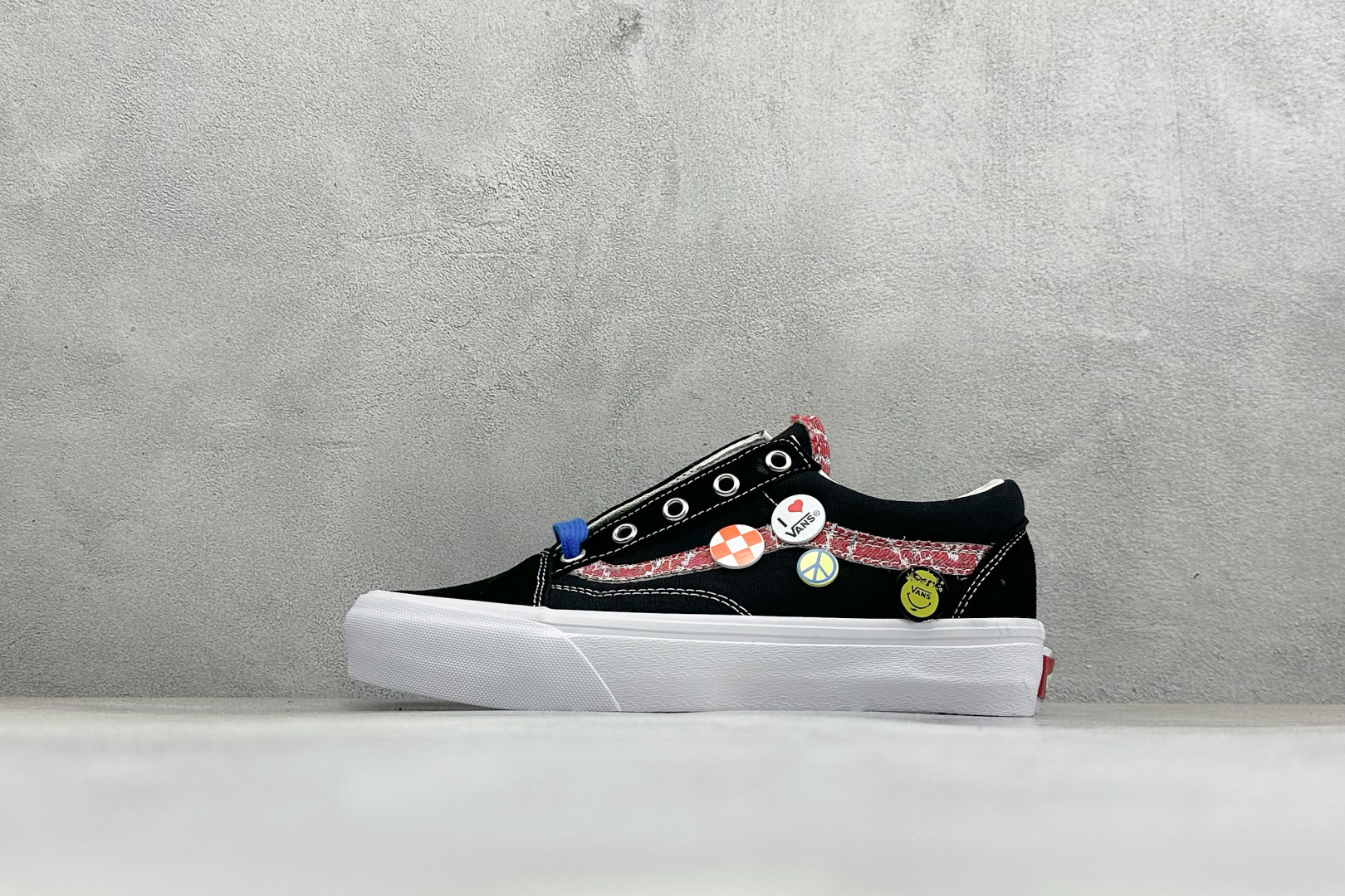 Vans Old Skool 徽章限定 香奈儿二代 简约休闲舒适板鞋 鞋面采用优质帆布打造 柔韧透气 复古毛边织带侧边条 Vans Old Skool 徽章限定 香奈儿二代 简约休闲舒适板鞋 鞋面采用优质帆布打造 柔韧透气 复古毛边织带侧边条