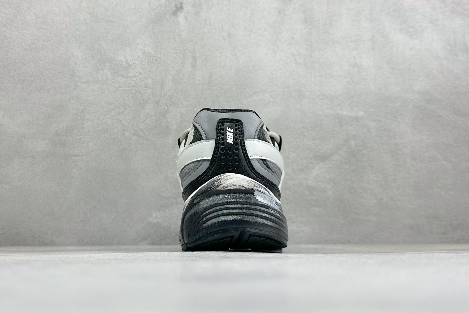 NIKE INITIATOR创始者系列 复古休闲运动舒适跑鞋 采用透气网眼鞋面和支撑覆盖层,自然运动设计的Phlyon中 NIKE INITIATOR创始者系列 复古休闲运动舒适跑鞋 采用透气网眼鞋面和支撑覆盖层,自然运动设计的Phlyon中