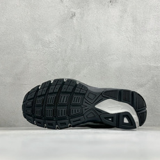 NIKE INITIATOR创始者系列 复古休闲运动舒适跑鞋 采用透气网眼鞋面和支撑覆盖层,自然运动设计的Phlyon中 NIKE INITIATOR创始者系列 复古休闲运动舒适跑鞋 采用透气网眼鞋面和支撑覆盖层,自然运动设计的Phlyon中