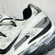 NIKE INITIATOR创始者系列 复古休闲运动舒适跑鞋 采用透气网眼鞋面和支撑覆盖层,自然运动设计的Phlyon中 NIKE INITIATOR创始者系列 复古休闲运动舒适跑鞋 采用透气网眼鞋面和支撑覆盖层,自然运动设计的Phlyon中