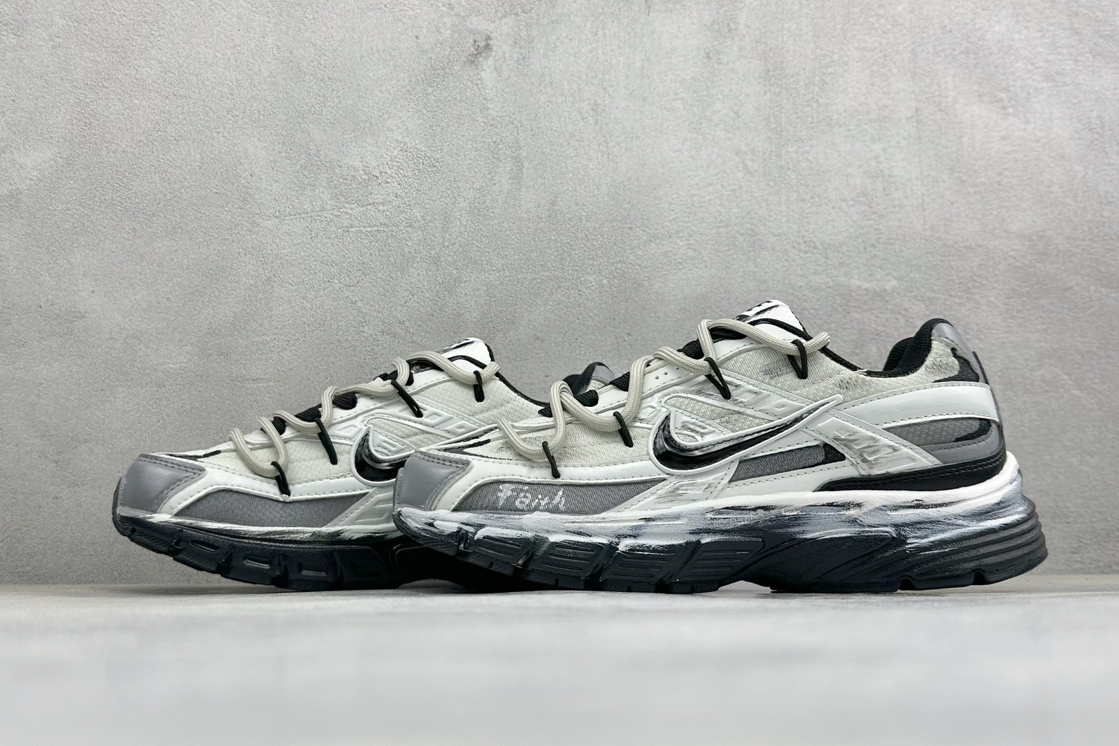 NIKE INITIATOR创始者系列 复古休闲运动舒适跑鞋 采用透气网眼鞋面和支撑覆盖层,自然运动设计的Phlyon中 NIKE INITIATOR创始者系列 复古休闲运动舒适跑鞋 采用透气网眼鞋面和支撑覆盖层,自然运动设计的Phlyon中