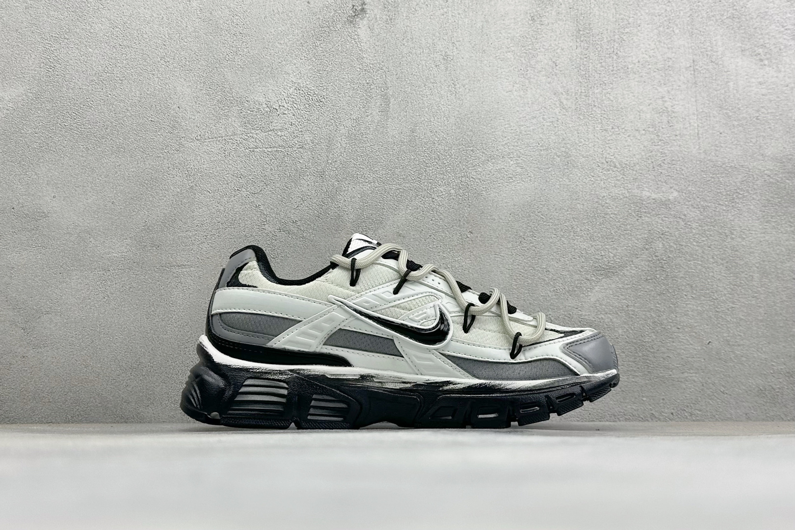 NIKE INITIATOR创始者系列 复古休闲运动舒适跑鞋 采用透气网眼鞋面和支撑覆盖层,自然运动设计的Phlyon中 NIKE INITIATOR创始者系列 复古休闲运动舒适跑鞋 采用透气网眼鞋面和支撑覆盖层,自然运动设计的Phlyon中