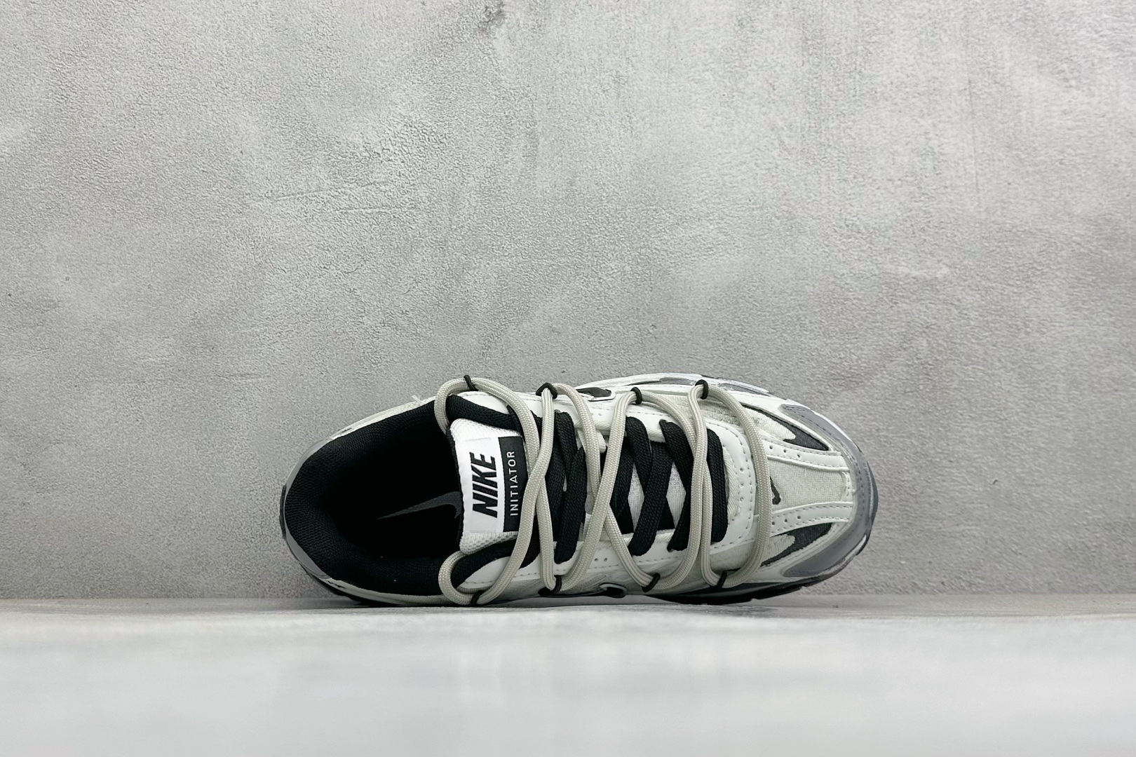NIKE INITIATOR创始者系列 复古休闲运动舒适跑鞋 采用透气网眼鞋面和支撑覆盖层,自然运动设计的Phlyon中 NIKE INITIATOR创始者系列 复古休闲运动舒适跑鞋 采用透气网眼鞋面和支撑覆盖层,自然运动设计的Phlyon中