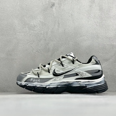 NIKE INITIATOR创始者系列 复古休闲运动舒适跑鞋 采用透气网眼鞋面和支撑覆盖层,自然运动设计的Phlyon中 NIKE INITIATOR创始者系列 复古休闲运动舒适跑鞋 采用透气网眼鞋面和支撑覆盖层,自然运动设计的Phlyon中