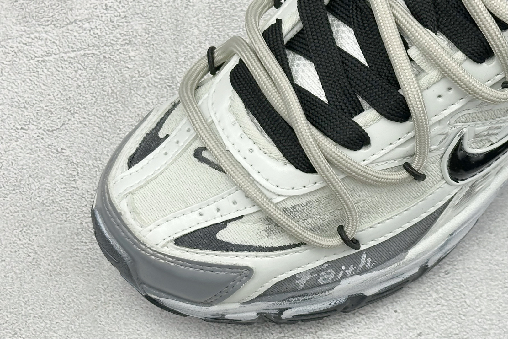 NIKE INITIATOR创始者系列 复古休闲运动舒适跑鞋 采用透气网眼鞋面和支撑覆盖层,自然运动设计的Phlyon中 NIKE INITIATOR创始者系列 复古休闲运动舒适跑鞋 采用透气网眼鞋面和支撑覆盖层,自然运动设计的Phlyon中