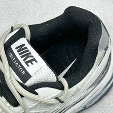 NIKE INITIATOR创始者系列 复古休闲运动舒适跑鞋 采用透气网眼鞋面和支撑覆盖层,自然运动设计的Phlyon中 NIKE INITIATOR创始者系列 复古休闲运动舒适跑鞋 采用透气网眼鞋面和支撑覆盖层,自然运动设计的Phlyon中