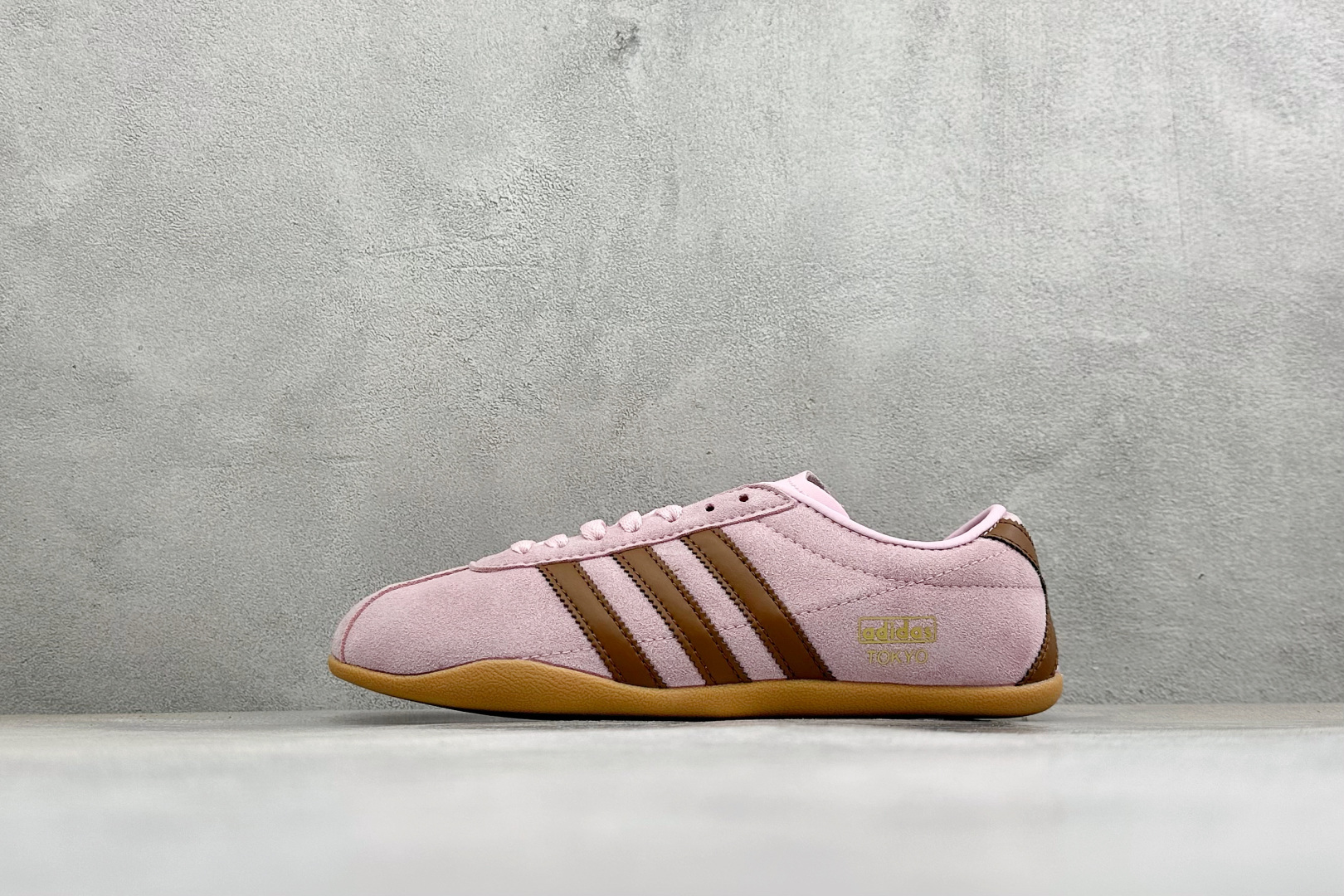 Adidas Tokyo W 阿迪达斯 舒适百搭经典休闲薄底鞋 鞋面设计舒适贴合脚面 同时采用柔软材质 穿着轻便舒适 侧