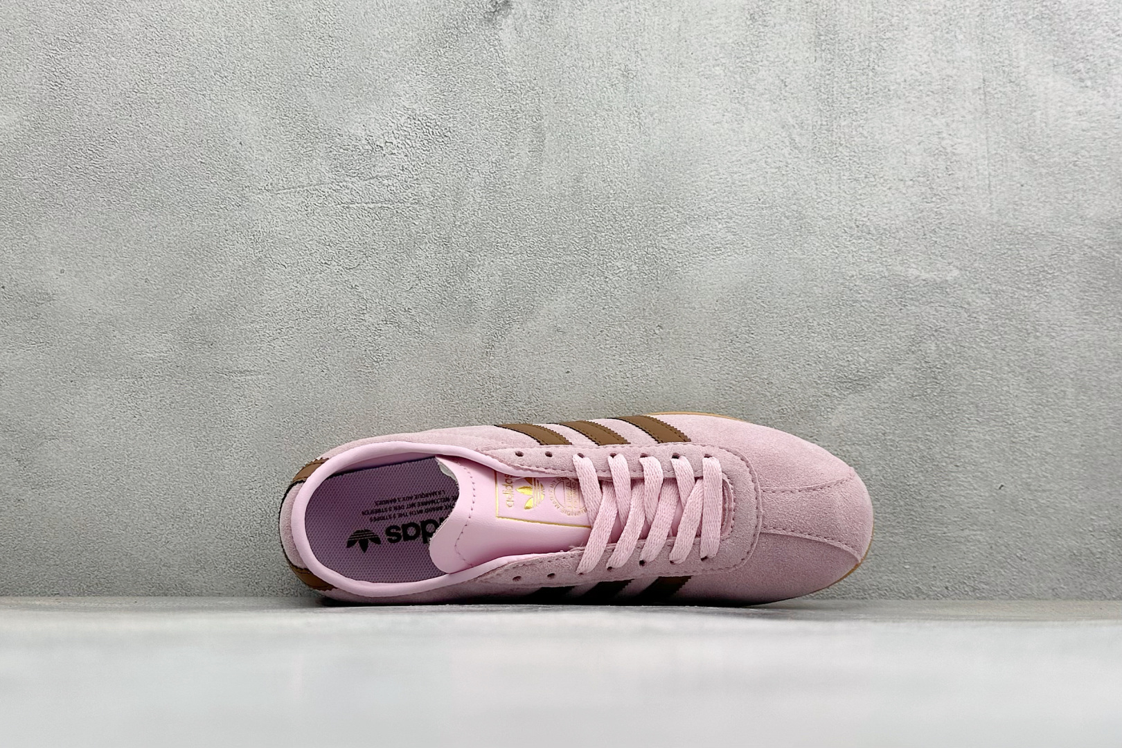 Adidas Tokyo W 阿迪达斯 舒适百搭经典休闲薄底鞋 鞋面设计舒适贴合脚面 同时采用柔软材质 穿着轻便舒适 侧