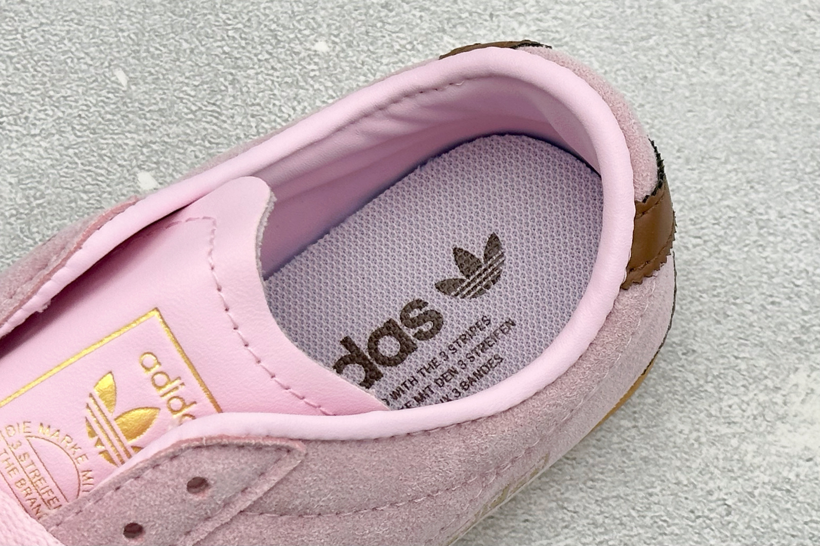 Adidas Tokyo W 阿迪达斯 舒适百搭经典休闲薄底鞋 鞋面设计舒适贴合脚面 同时采用柔软材质 穿着轻便舒适 侧