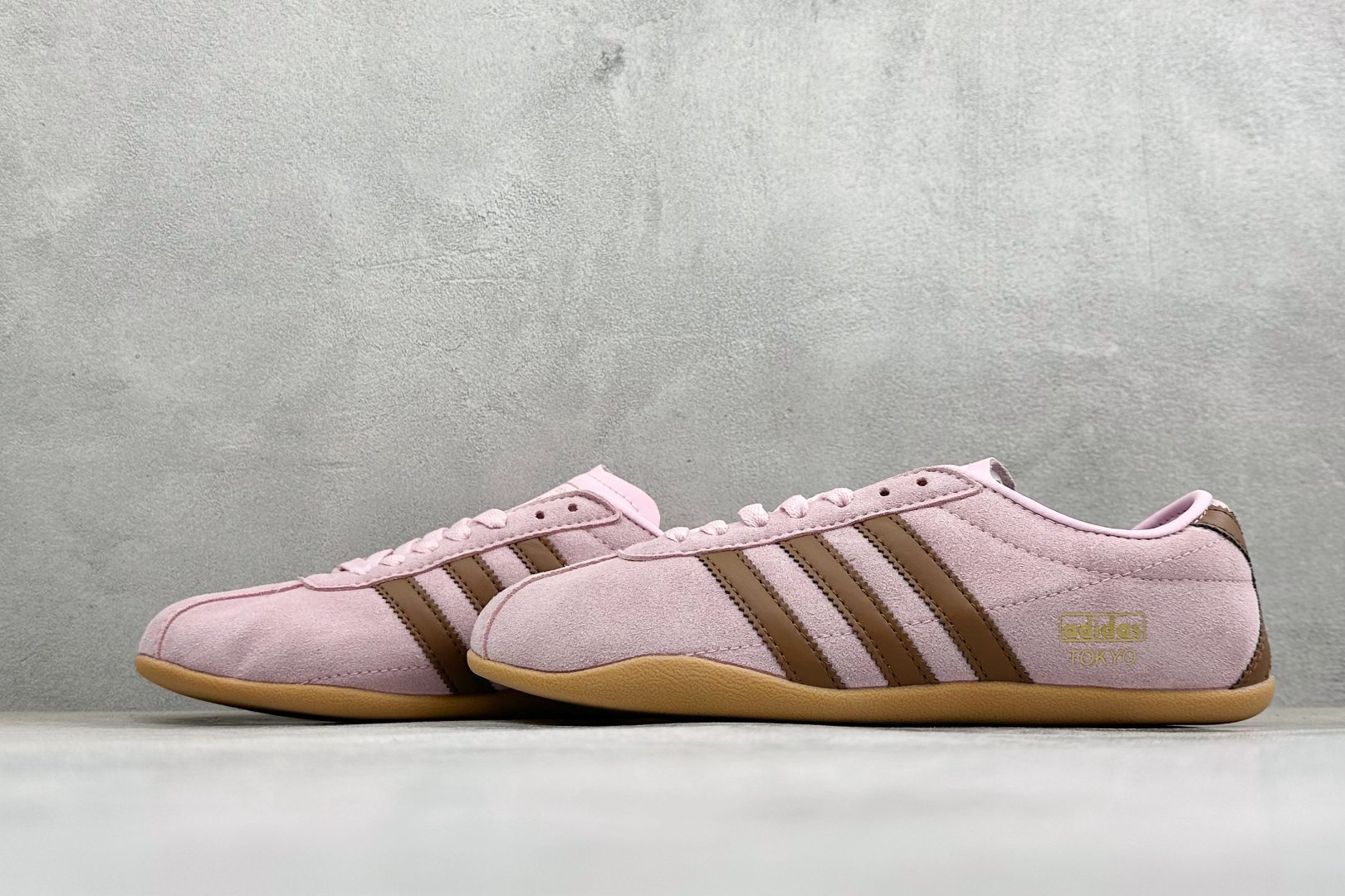 Adidas Tokyo W 阿迪达斯 舒适百搭经典休闲薄底鞋 鞋面设计舒适贴合脚面 同时采用柔软材质 穿着轻便舒适 侧