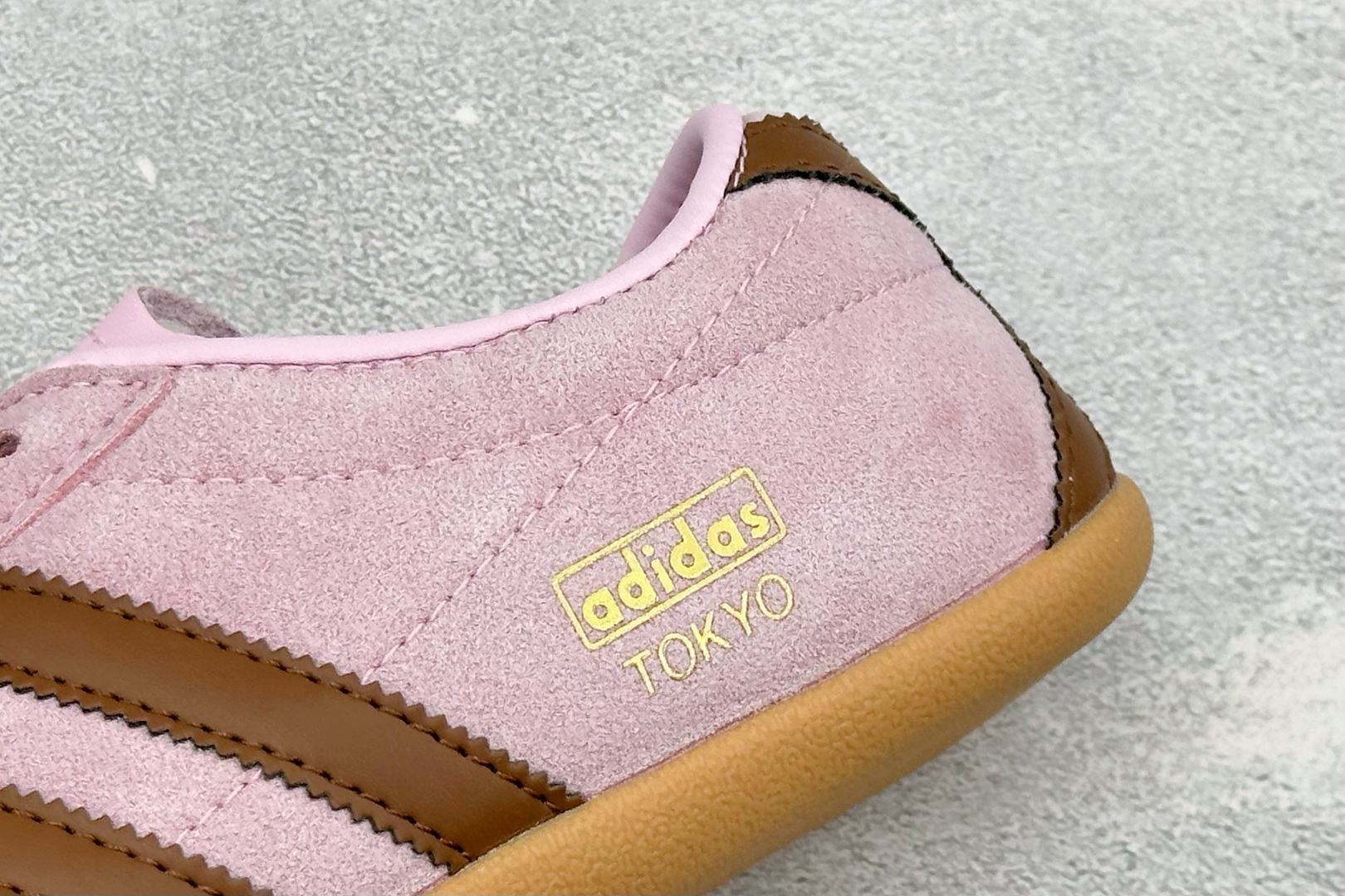 Adidas Tokyo W 阿迪达斯 舒适百搭经典休闲薄底鞋 鞋面设计舒适贴合脚面 同时采用柔软材质 穿着轻便舒适 侧