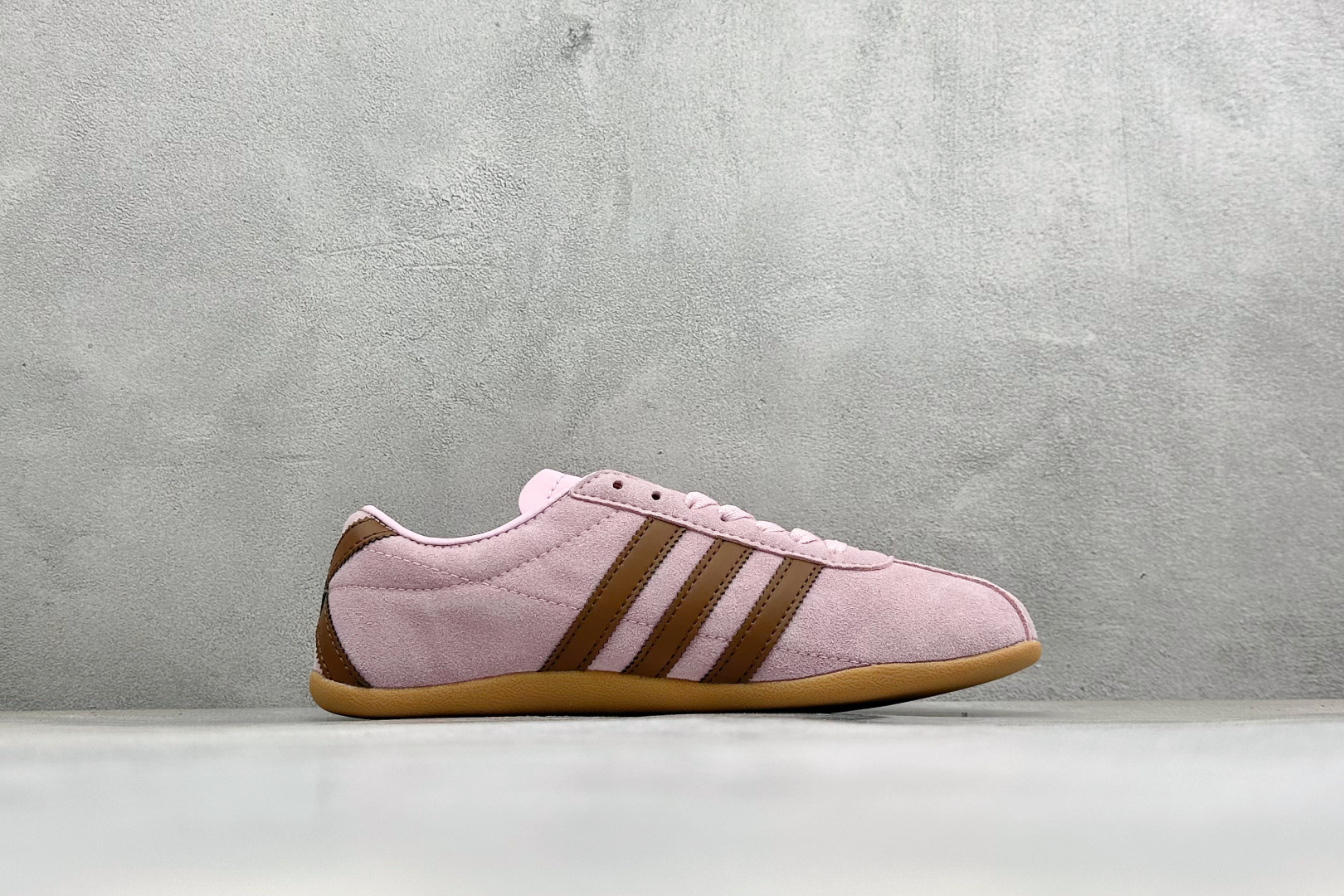 Adidas Tokyo W 阿迪达斯 舒适百搭经典休闲薄底鞋 鞋面设计舒适贴合脚面 同时采用柔软材质 穿着轻便舒适 侧