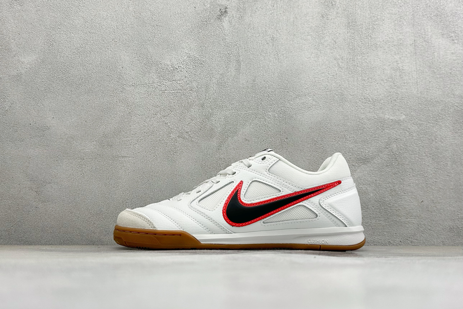 NIKE GATO 低帮生活休闲鞋 透气网布眼融入皮革,织和物合成材质覆面,营造21世初纪的畅跑美学概念。泡棉中底盈轻缓 NIKE GATO 低帮生活休闲鞋 透气网布眼融入皮革,织和物合成材质覆面,营造21世初纪的畅跑美学概念。泡棉中底盈轻缓