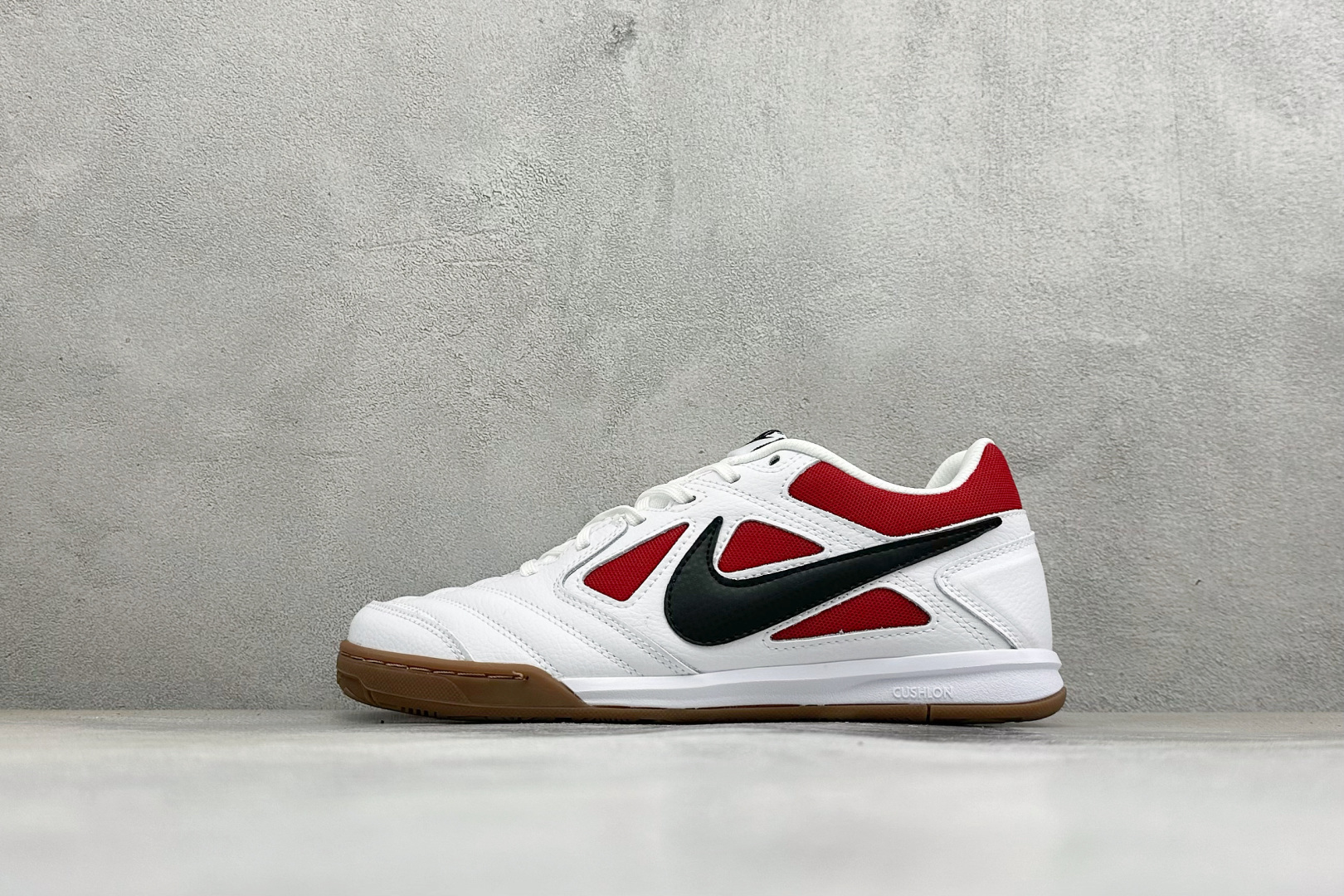 NIKE GATO 低帮生活休闲鞋 透气网布眼融入皮革,织和物合成材质覆面,营造21世初纪的畅跑美学概念。泡棉中底盈轻缓 NIKE GATO 低帮生活休闲鞋 透气网布眼融入皮革,织和物合成材质覆面,营造21世初纪的畅跑美学概念。泡棉中底盈轻缓