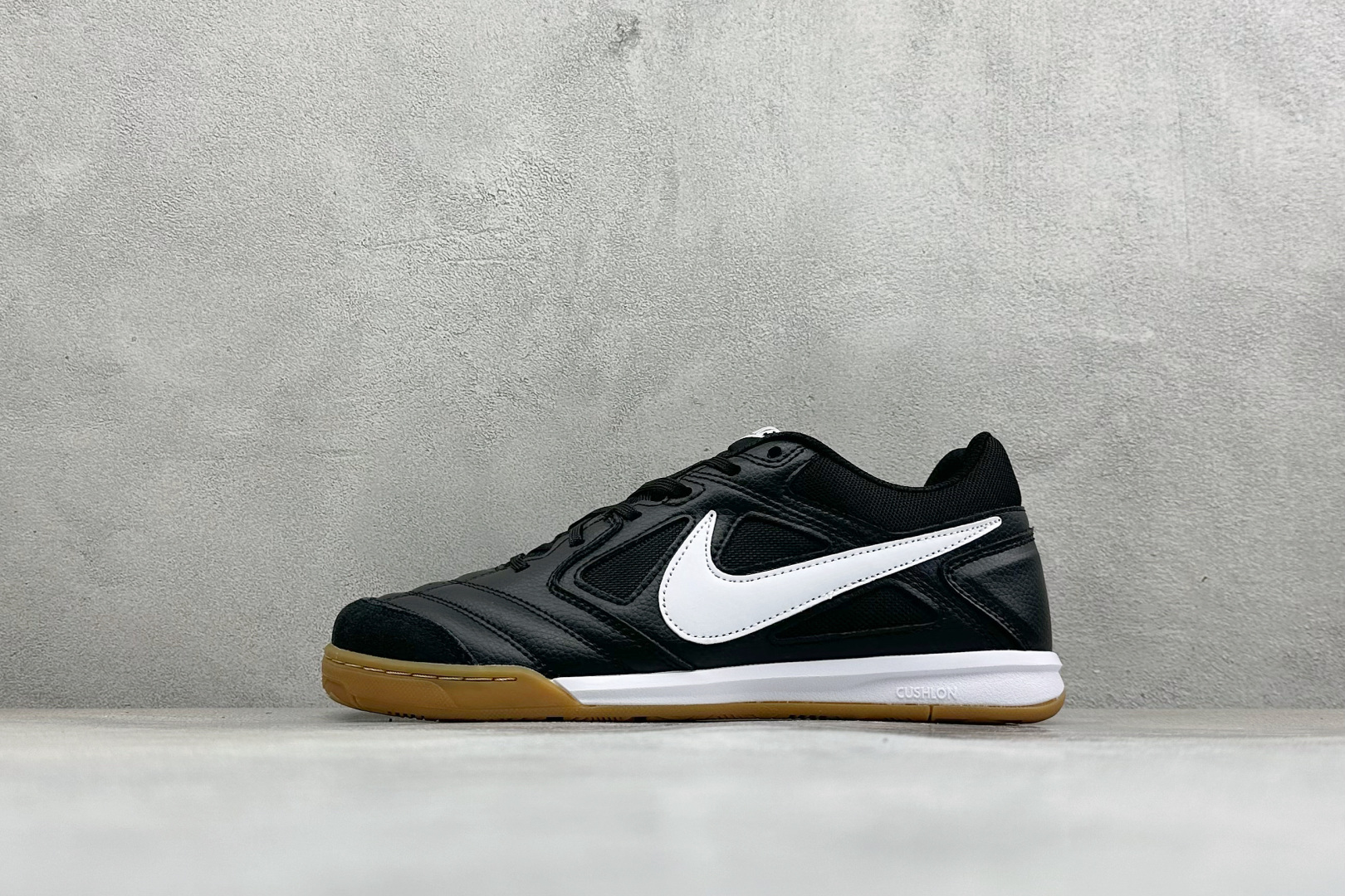 NIKE GATO 低帮生活休闲鞋 透气网布眼融入皮革,织和物合成材质覆面,营造21世初纪的畅跑美学概念。泡棉中底盈轻缓 NIKE GATO 低帮生活休闲鞋 透气网布眼融入皮革,织和物合成材质覆面,营造21世初纪的畅跑美学概念。泡棉中底盈轻缓