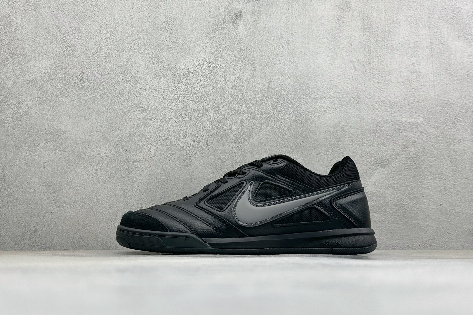 NIKE GATO 低帮生活休闲鞋 透气网布眼融入皮革,织和物合成材质覆面,营造21世初纪的畅跑美学概念。泡棉中底盈轻缓 NIKE GATO 低帮生活休闲鞋 透气网布眼融入皮革,织和物合成材质覆面,营造21世初纪的畅跑美学概念。泡棉中底盈轻缓