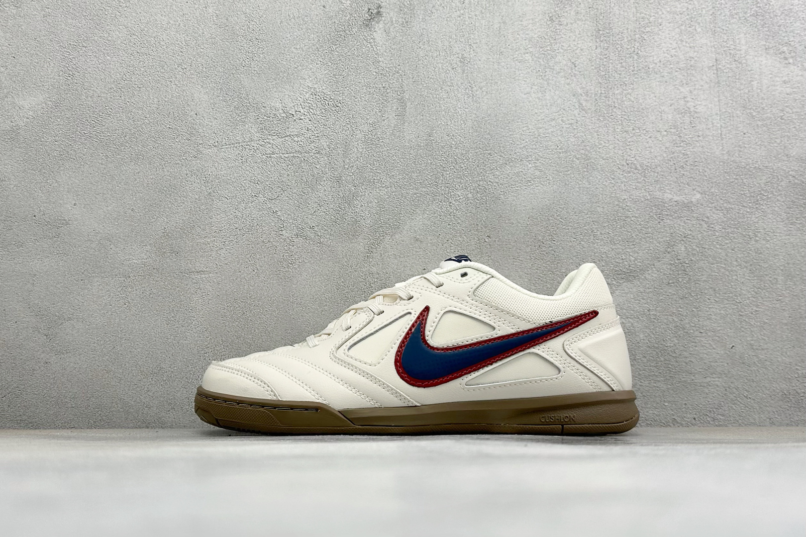 NIKE GATO 低帮生活休闲鞋 透气网布眼融入皮革,织和物合成材质覆面,营造21世初纪的畅跑美学概念。泡棉中底盈轻缓 NIKE GATO 低帮生活休闲鞋 透气网布眼融入皮革,织和物合成材质覆面,营造21世初纪的畅跑美学概念。泡棉中底盈轻缓
