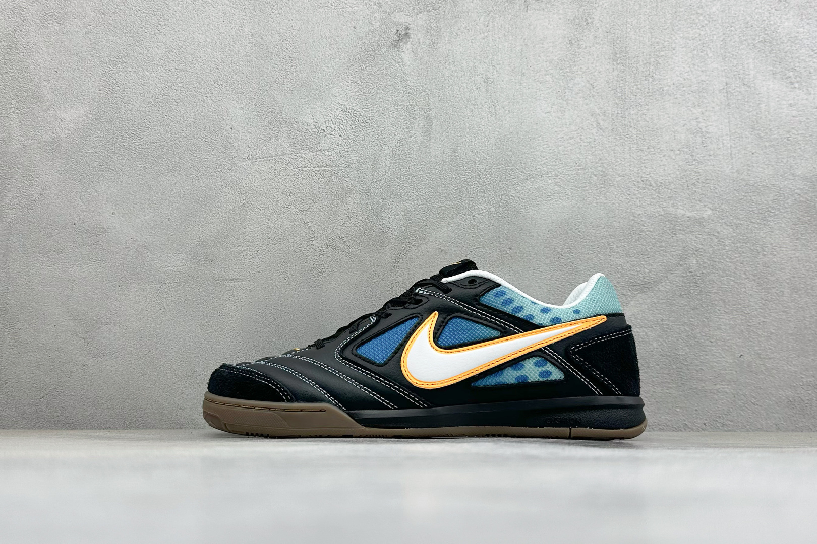 NIKE GATO 低帮生活休闲鞋 透气网布眼融入皮革,织和物合成材质覆面,营造21世初纪的畅跑美学概念。泡棉中底盈轻缓 NIKE GATO 低帮生活休闲鞋 透气网布眼融入皮革,织和物合成材质覆面,营造21世初纪的畅跑美学概念。泡棉中底盈轻缓