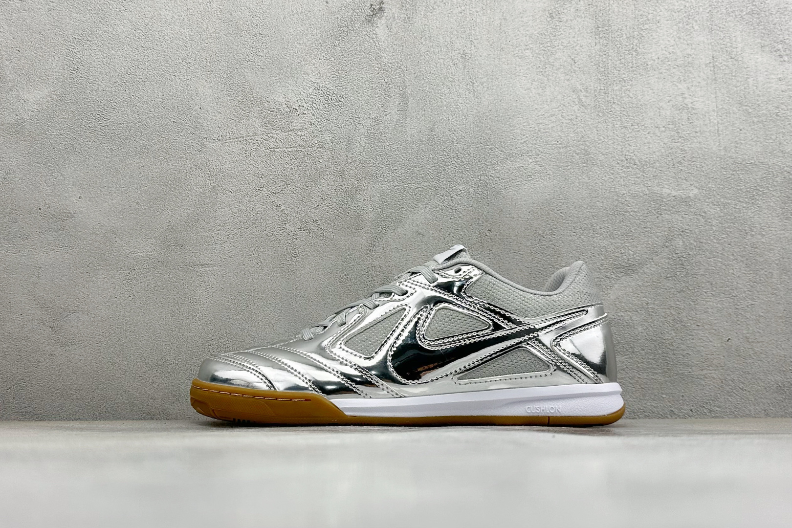 NIKE GATO 低帮生活休闲鞋 透气网布眼融入皮革,织和物合成材质覆面,营造21世初纪的畅跑美学概念。泡棉中底盈轻缓 NIKE GATO 低帮生活休闲鞋 透气网布眼融入皮革,织和物合成材质覆面,营造21世初纪的畅跑美学概念。泡棉中底盈轻缓