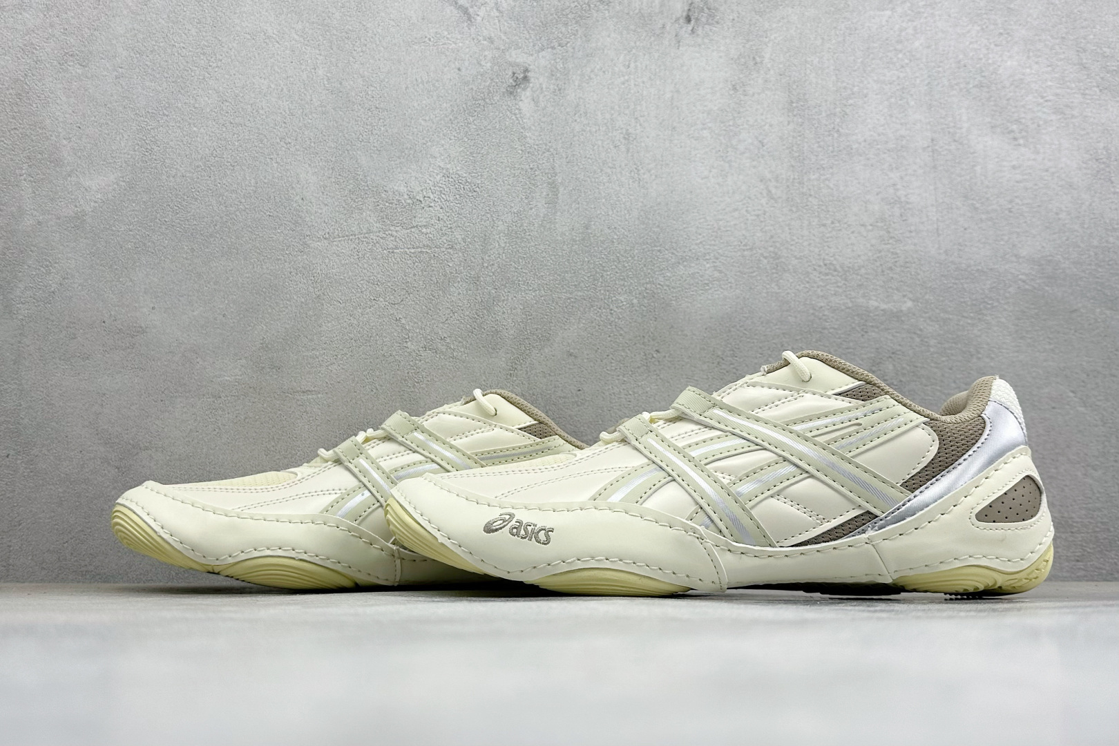 ZH版Asics Hypersync 亚瑟士 薄底德训 时尚经典透气包裹性轻便 低帮休闲板鞋 以复古之名 解锁街头新表达 ZH版Asics Hypersync 亚瑟士 薄底德训 时尚经典透气包裹性轻便 低帮休闲板鞋 以复古之名 解锁街头新表达