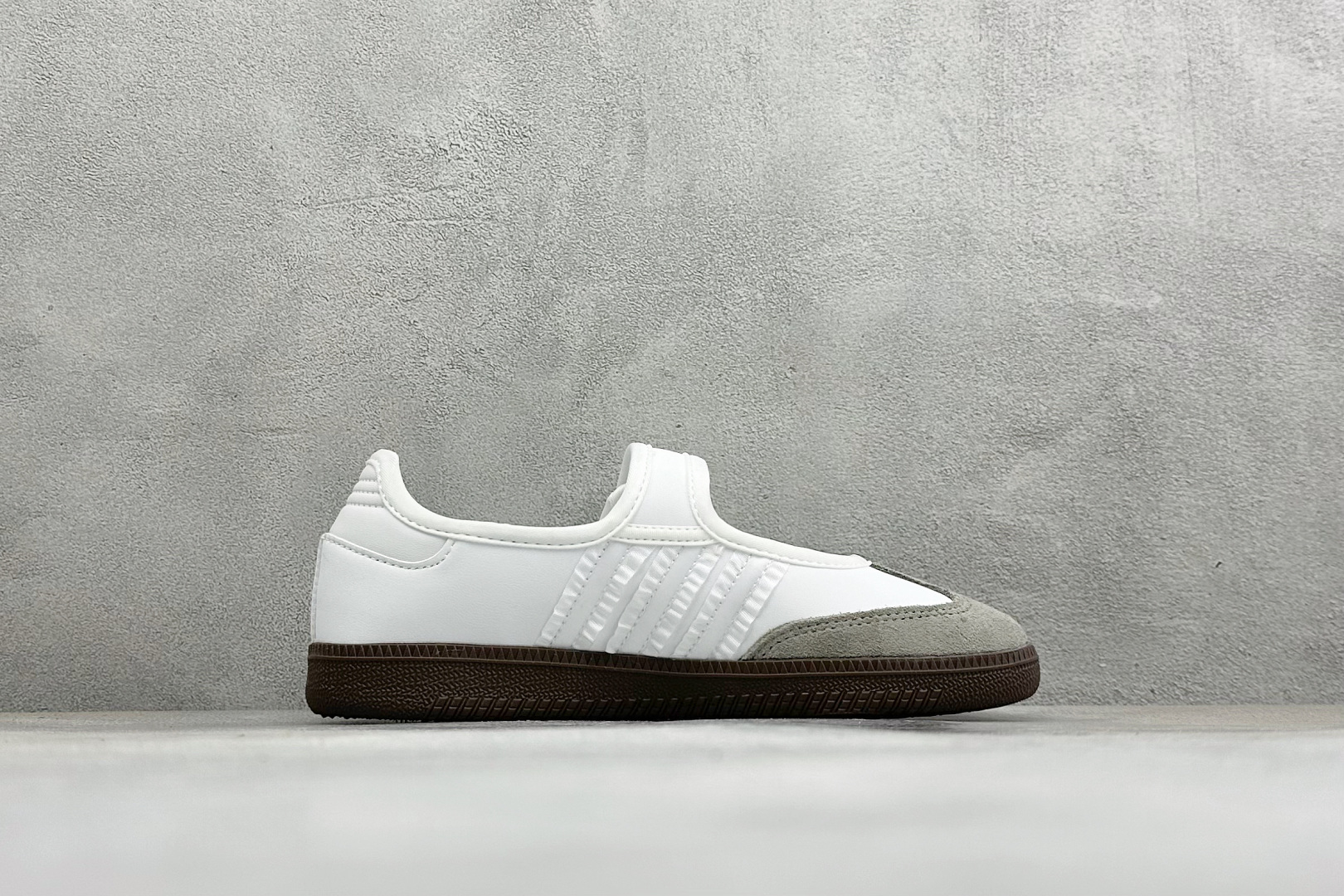 FX版Adidas三叶草SAMBA Jane W 玛丽珍鞋 该鞋款鞋面采用多种材料拼接(缝/车线) Superstar系 FX版Adidas三叶草SAMBA Jane W 玛丽珍鞋 该鞋款鞋面采用多种材料拼接(缝/车线) Superstar系