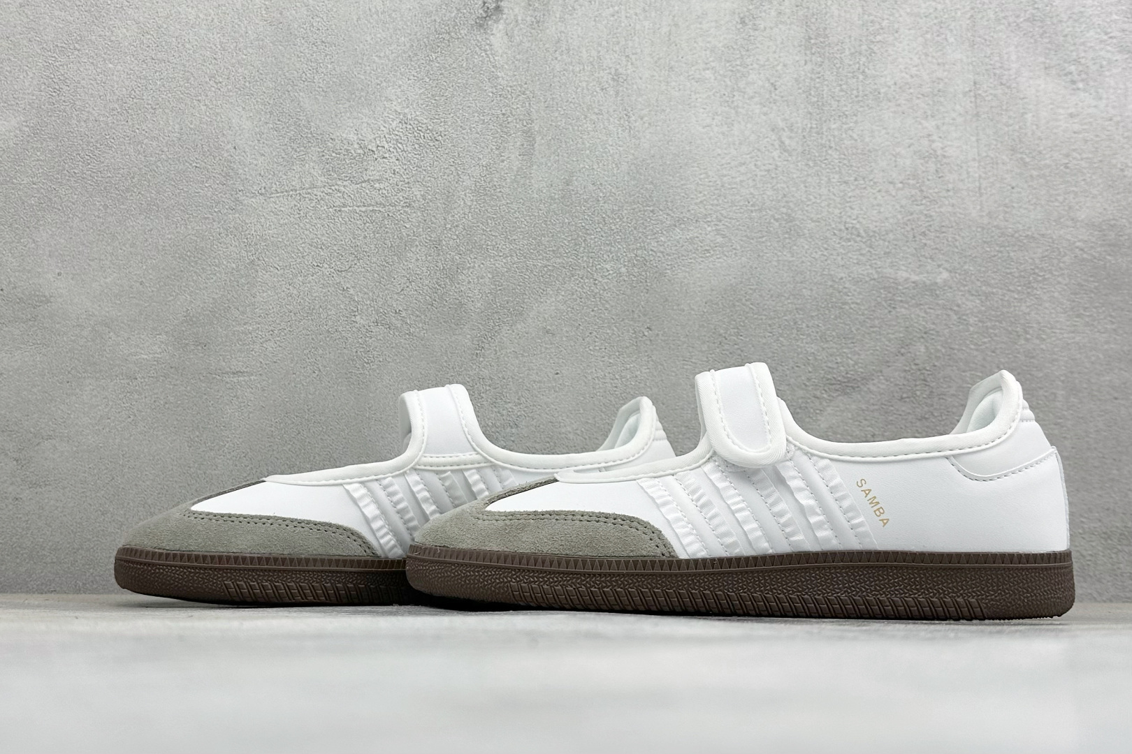 FX版Adidas三叶草SAMBA Jane W 玛丽珍鞋 该鞋款鞋面采用多种材料拼接(缝/车线) Superstar系 FX版Adidas三叶草SAMBA Jane W 玛丽珍鞋 该鞋款鞋面采用多种材料拼接(缝/车线) Superstar系