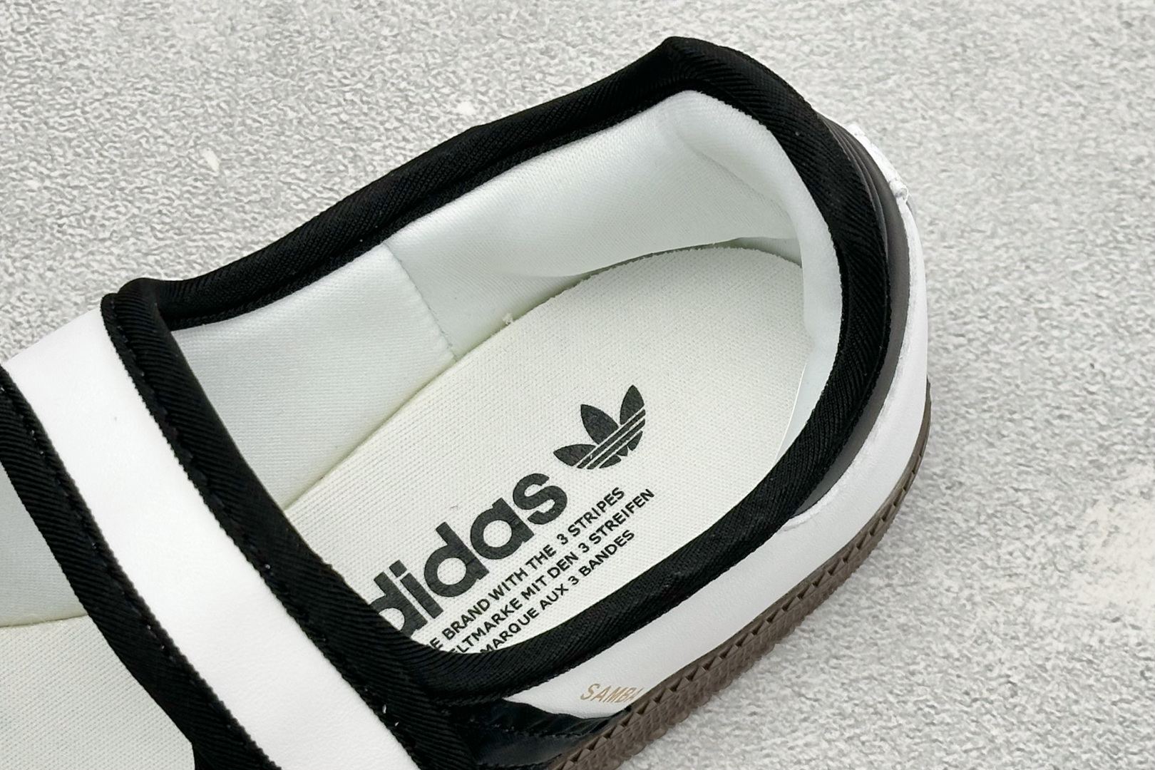 FX版Adidas三叶草SAMBA Jane W 玛丽珍鞋 该鞋款鞋面采用多种材料拼接(缝/车线) Superstar系