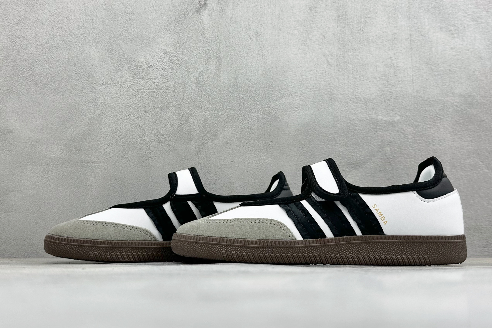 FX版Adidas三叶草SAMBA Jane W 玛丽珍鞋 该鞋款鞋面采用多种材料拼接(缝/车线) Superstar系