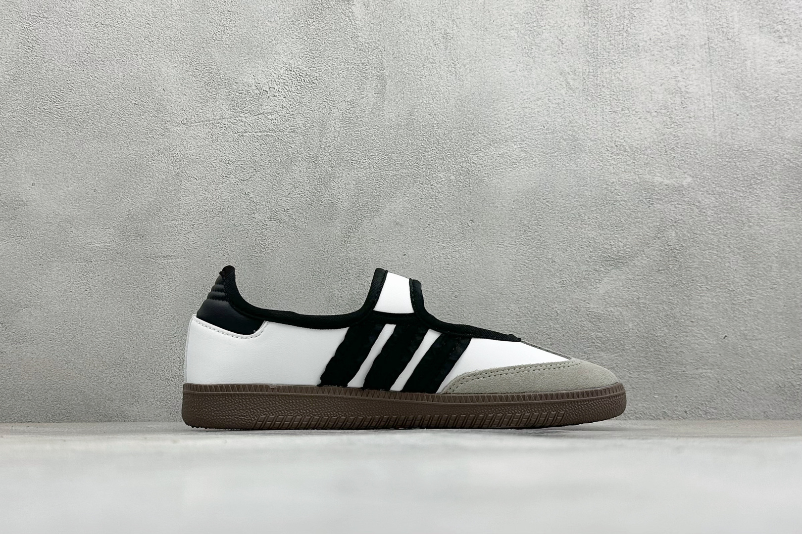 FX版Adidas三叶草SAMBA Jane W 玛丽珍鞋 该鞋款鞋面采用多种材料拼接(缝/车线) Superstar系