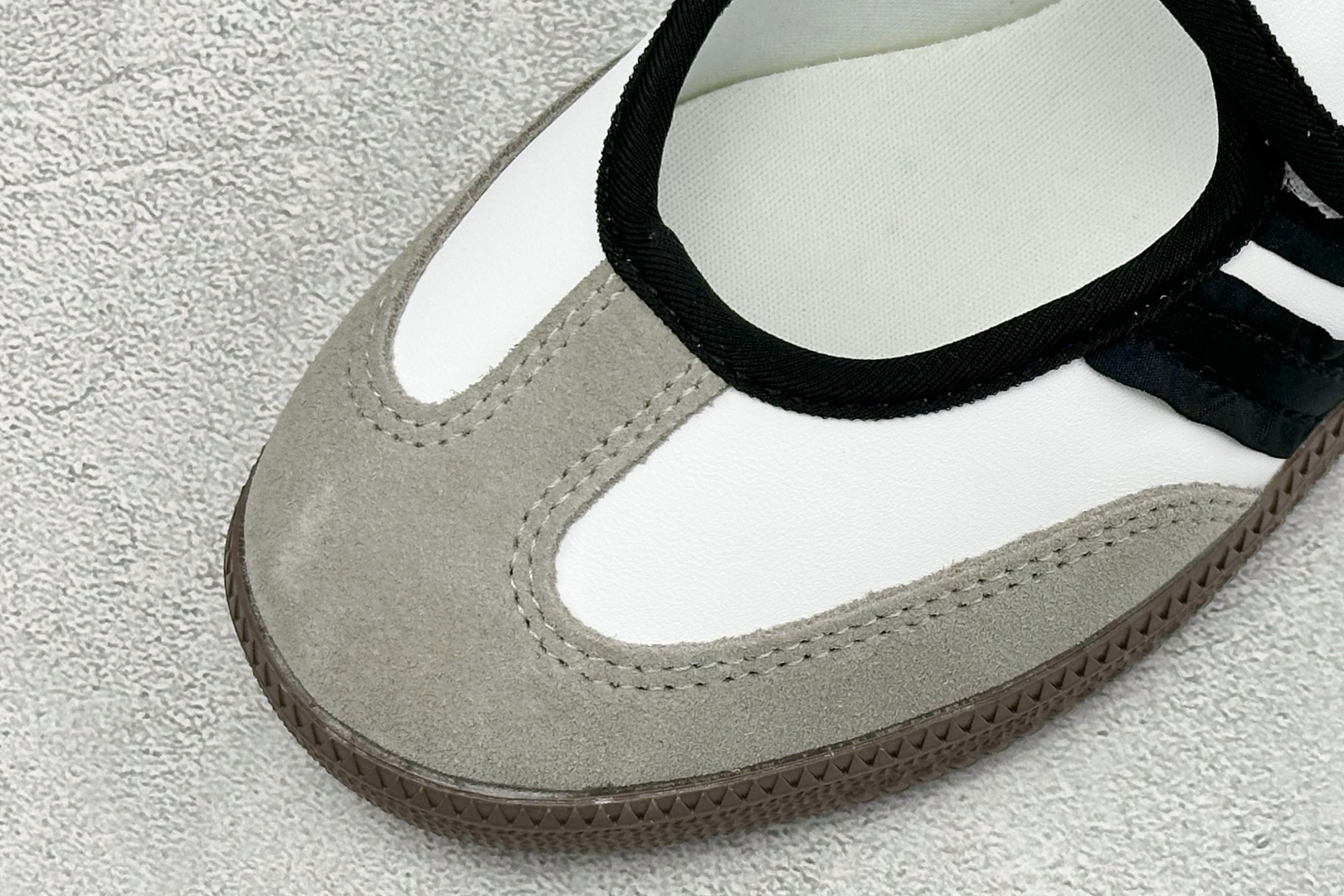 FX版Adidas三叶草SAMBA Jane W 玛丽珍鞋 该鞋款鞋面采用多种材料拼接(缝/车线) Superstar系