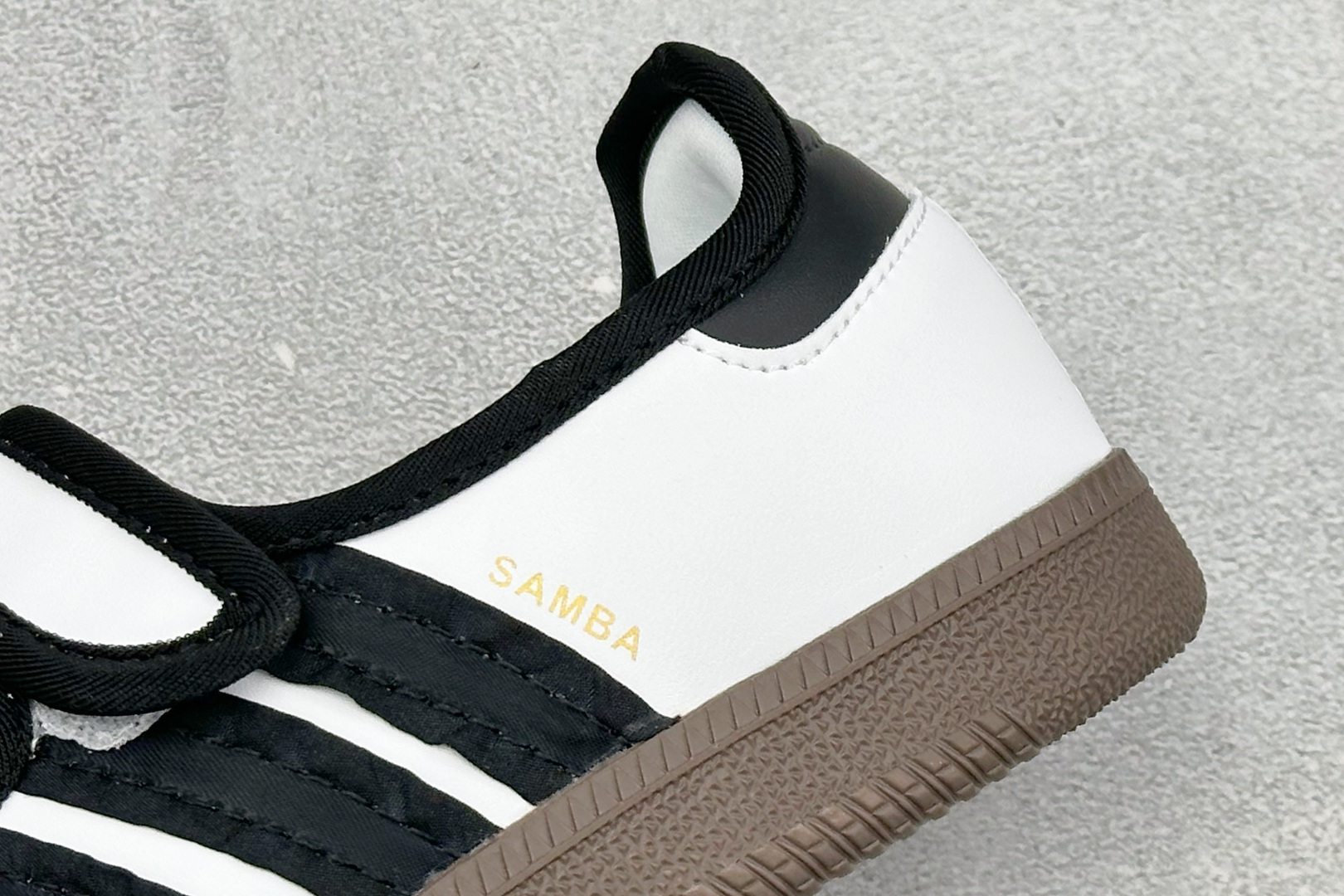 FX版Adidas三叶草SAMBA Jane W 玛丽珍鞋 该鞋款鞋面采用多种材料拼接(缝/车线) Superstar系