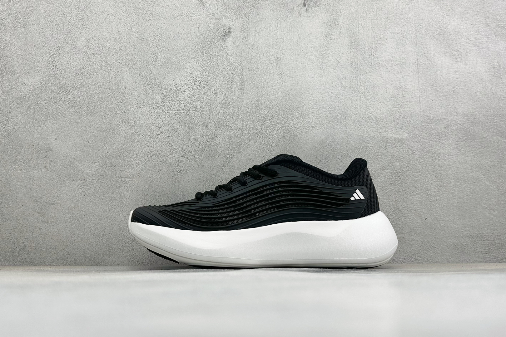 TF版ADIDAS 阿迪舒适百搭防滑耐磨 低帮休闲跑步鞋 中底配置方面搭载全掌Lightstrike Pro 鞋面采用透 TF版ADIDAS 阿迪舒适百搭防滑耐磨 低帮休闲跑步鞋 中底配置方面搭载全掌Lightstrike Pro 鞋面采用透
