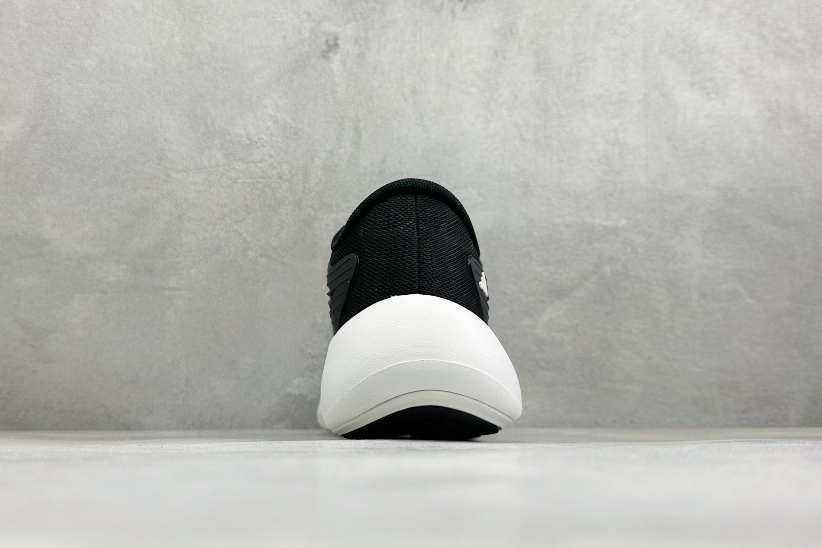 TF版ADIDAS 阿迪舒适百搭防滑耐磨 低帮休闲跑步鞋 中底配置方面搭载全掌Lightstrike Pro 鞋面采用透 TF版ADIDAS 阿迪舒适百搭防滑耐磨 低帮休闲跑步鞋 中底配置方面搭载全掌Lightstrike Pro 鞋面采用透