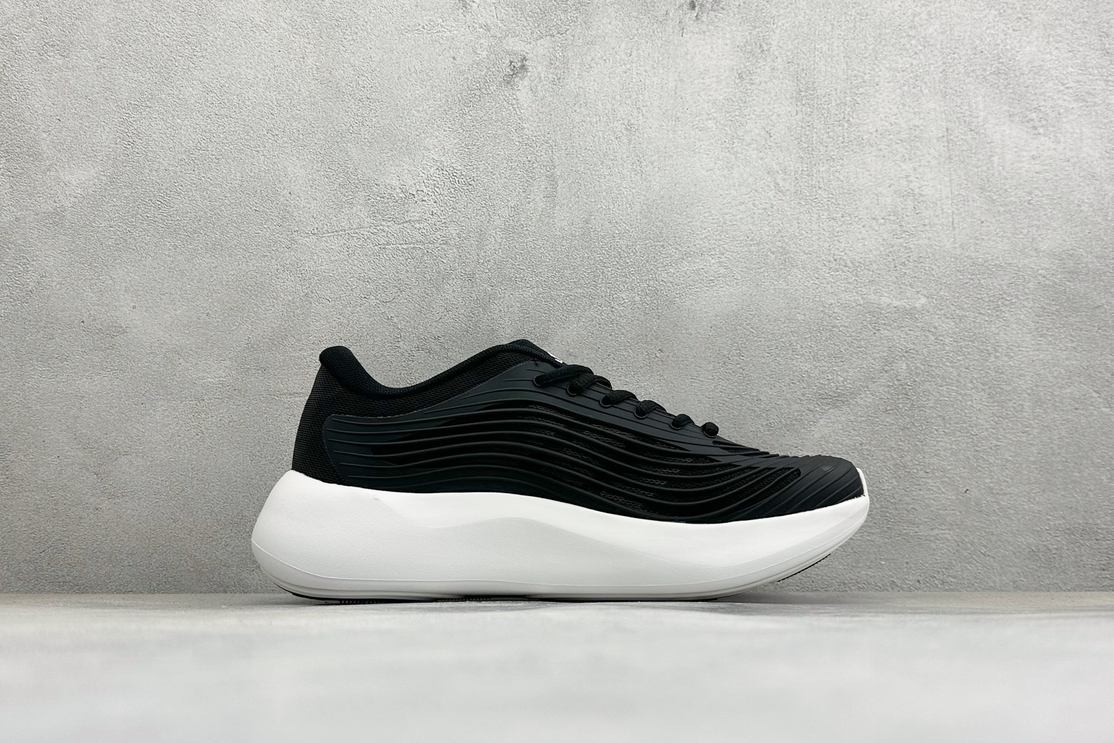 TF版ADIDAS 阿迪舒适百搭防滑耐磨 低帮休闲跑步鞋 中底配置方面搭载全掌Lightstrike Pro 鞋面采用透 TF版ADIDAS 阿迪舒适百搭防滑耐磨 低帮休闲跑步鞋 中底配置方面搭载全掌Lightstrike Pro 鞋面采用透