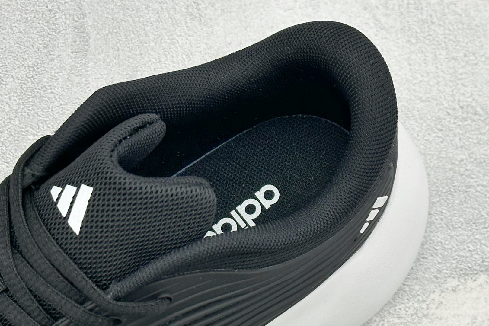 TF版ADIDAS 阿迪舒适百搭防滑耐磨 低帮休闲跑步鞋 中底配置方面搭载全掌Lightstrike Pro 鞋面采用透 TF版ADIDAS 阿迪舒适百搭防滑耐磨 低帮休闲跑步鞋 中底配置方面搭载全掌Lightstrike Pro 鞋面采用透