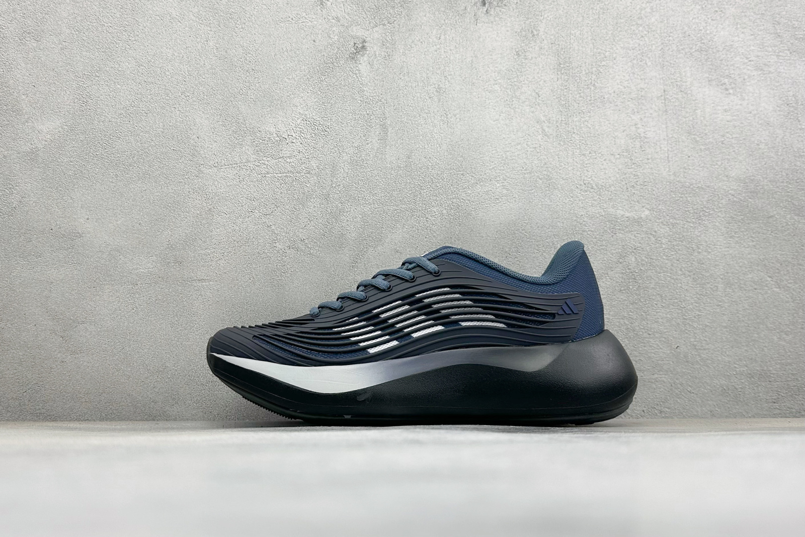 TF版ADIDAS 阿迪舒适百搭防滑耐磨 低帮休闲跑步鞋 中底配置方面搭载全掌Lightstrike Pro 鞋面采用透 TF版ADIDAS 阿迪舒适百搭防滑耐磨 低帮休闲跑步鞋 中底配置方面搭载全掌Lightstrike Pro 鞋面采用透