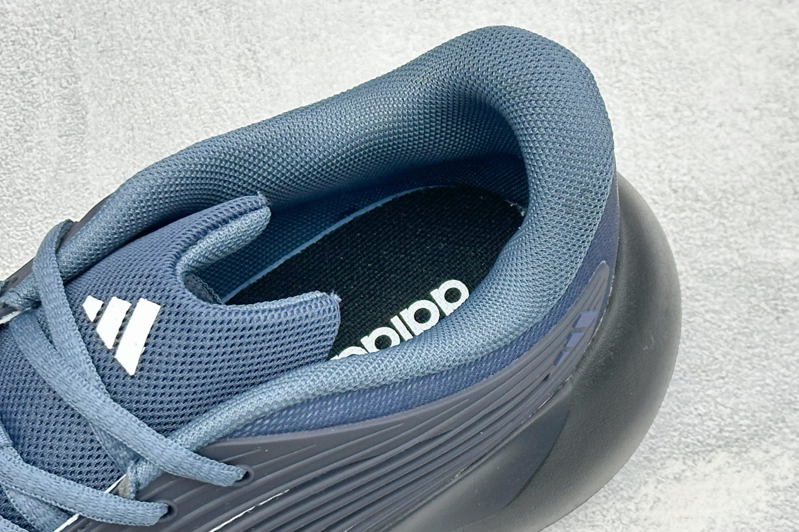 TF版ADIDAS 阿迪舒适百搭防滑耐磨 低帮休闲跑步鞋 中底配置方面搭载全掌Lightstrike Pro 鞋面采用透 TF版ADIDAS 阿迪舒适百搭防滑耐磨 低帮休闲跑步鞋 中底配置方面搭载全掌Lightstrike Pro 鞋面采用透