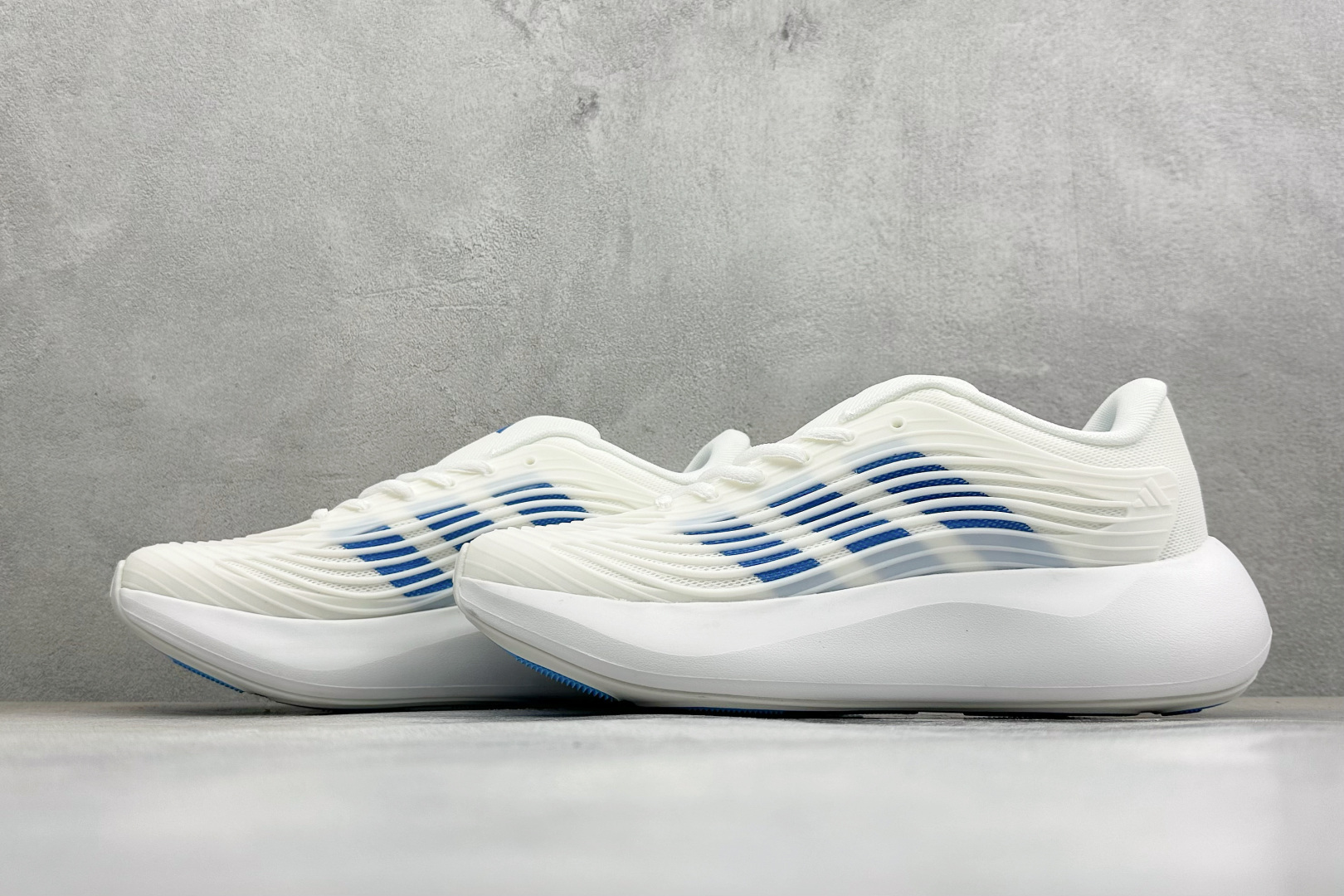 TF版ADIDAS 阿迪舒适百搭防滑耐磨 低帮休闲跑步鞋 中底配置方面搭载全掌Lightstrike Pro 鞋面采用透 TF版ADIDAS 阿迪舒适百搭防滑耐磨 低帮休闲跑步鞋 中底配置方面搭载全掌Lightstrike Pro 鞋面采用透