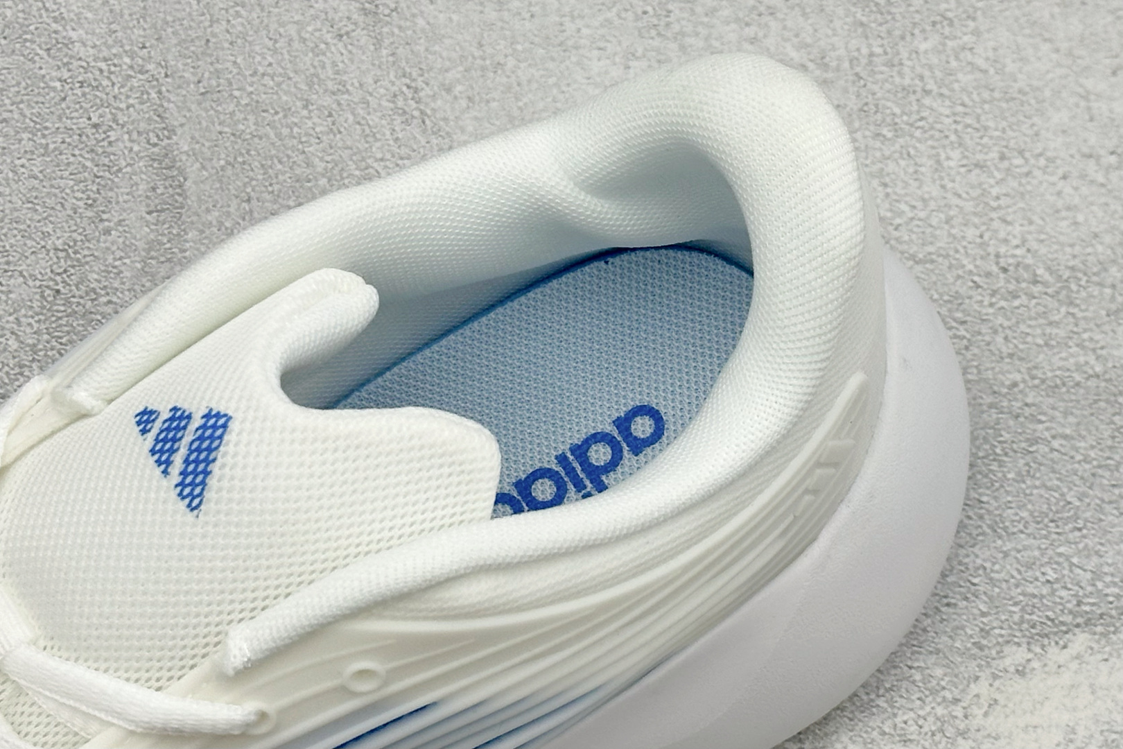 TF版ADIDAS 阿迪舒适百搭防滑耐磨 低帮休闲跑步鞋 中底配置方面搭载全掌Lightstrike Pro 鞋面采用透 TF版ADIDAS 阿迪舒适百搭防滑耐磨 低帮休闲跑步鞋 中底配置方面搭载全掌Lightstrike Pro 鞋面采用透