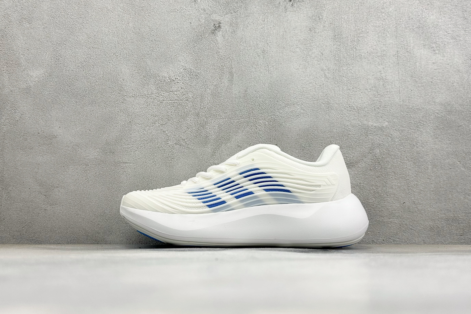 TF版ADIDAS 阿迪舒适百搭防滑耐磨 低帮休闲跑步鞋 中底配置方面搭载全掌Lightstrike Pro 鞋面采用透 TF版ADIDAS 阿迪舒适百搭防滑耐磨 低帮休闲跑步鞋 中底配置方面搭载全掌Lightstrike Pro 鞋面采用透