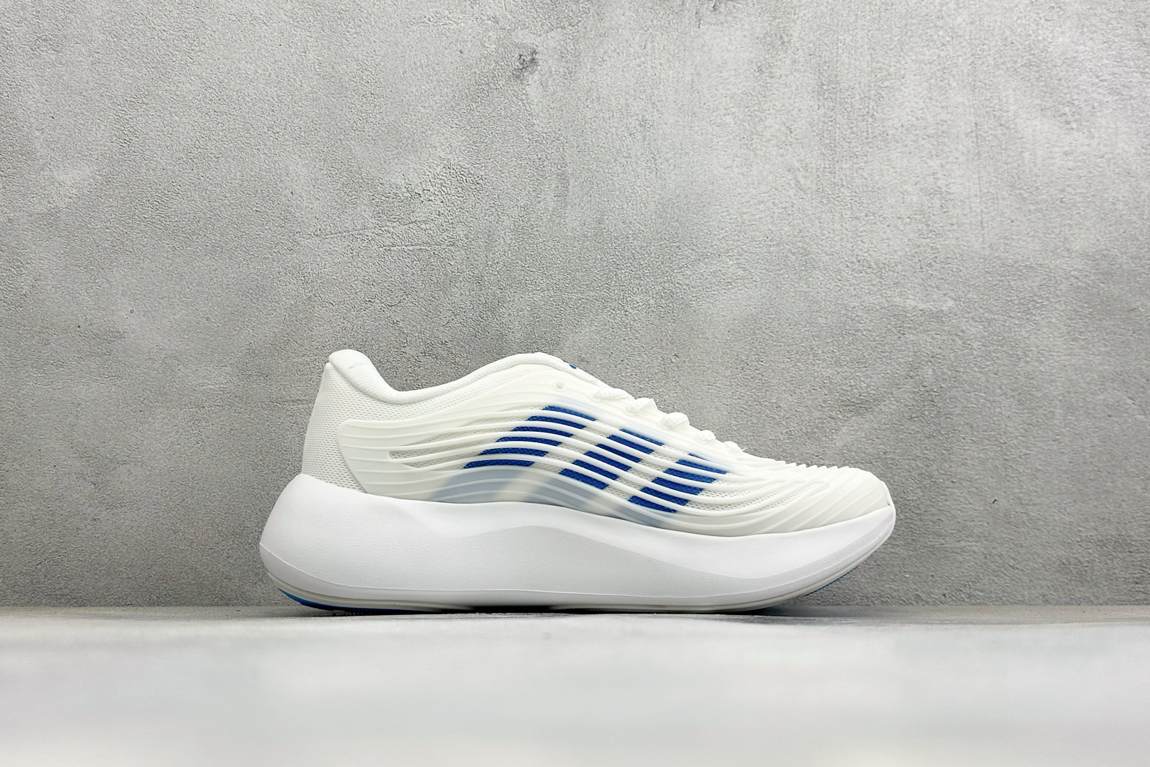 TF版ADIDAS 阿迪舒适百搭防滑耐磨 低帮休闲跑步鞋 中底配置方面搭载全掌Lightstrike Pro 鞋面采用透 TF版ADIDAS 阿迪舒适百搭防滑耐磨 低帮休闲跑步鞋 中底配置方面搭载全掌Lightstrike Pro 鞋面采用透
