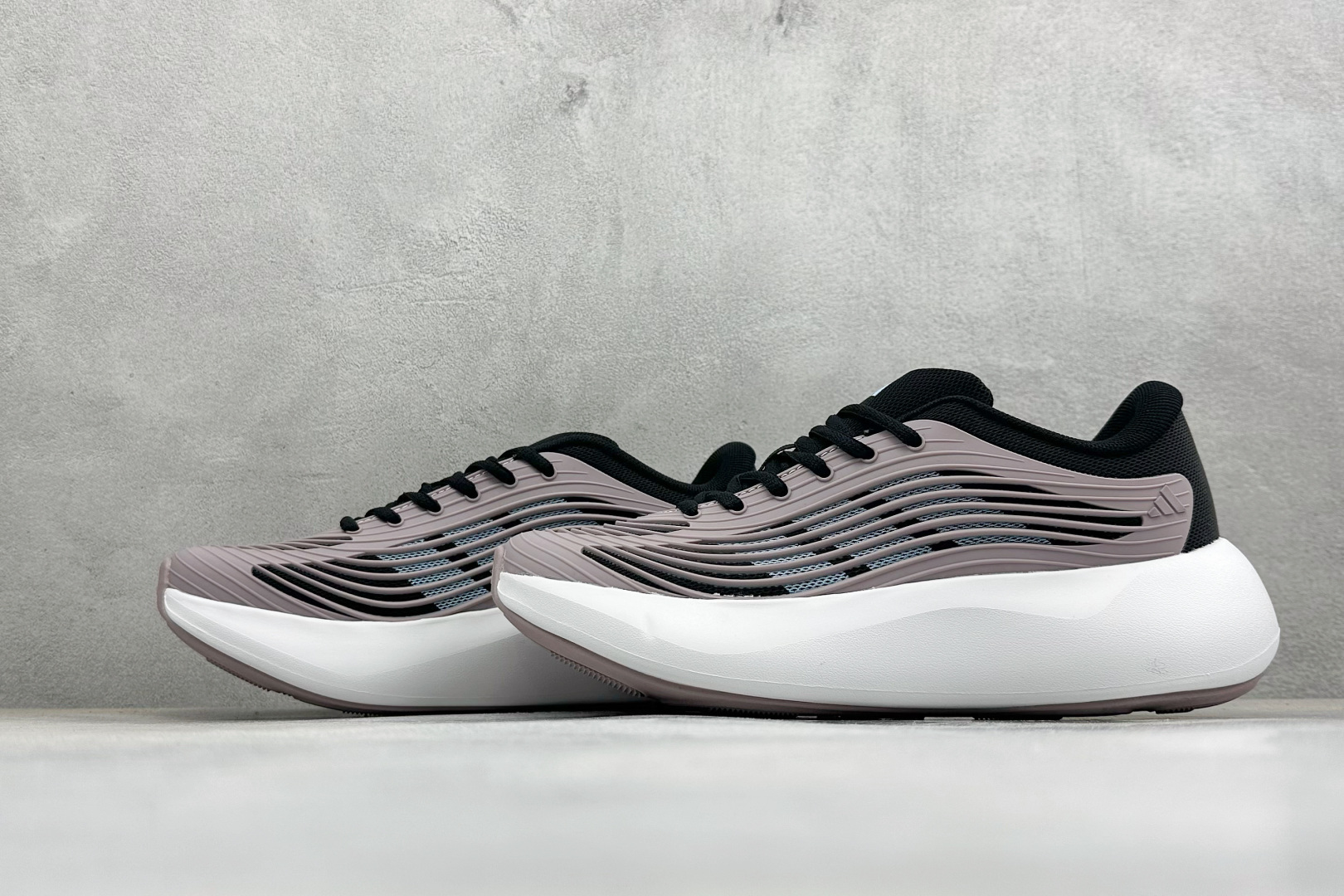 TF版ADIDAS 阿迪舒适百搭防滑耐磨 低帮休闲跑步鞋 中底配置方面搭载全掌Lightstrike Pro 鞋面采用透 TF版ADIDAS 阿迪舒适百搭防滑耐磨 低帮休闲跑步鞋 中底配置方面搭载全掌Lightstrike Pro 鞋面采用透
