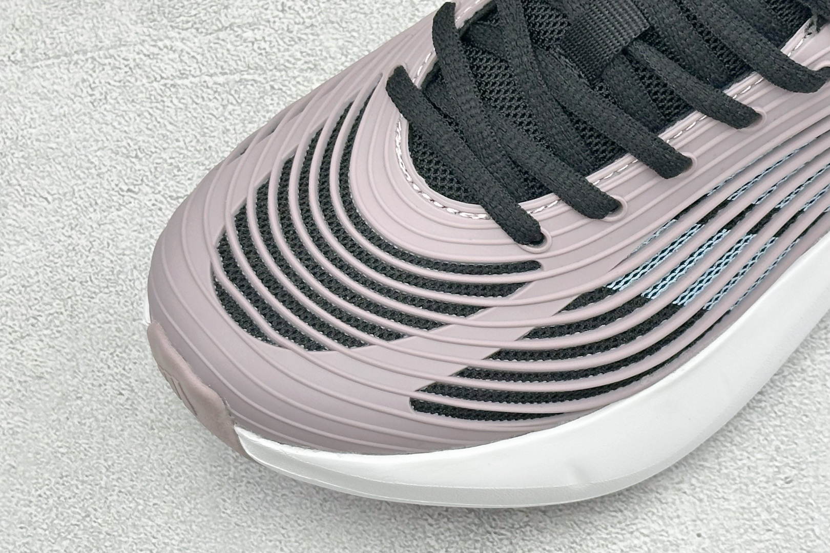 TF版ADIDAS 阿迪舒适百搭防滑耐磨 低帮休闲跑步鞋 中底配置方面搭载全掌Lightstrike Pro 鞋面采用透 TF版ADIDAS 阿迪舒适百搭防滑耐磨 低帮休闲跑步鞋 中底配置方面搭载全掌Lightstrike Pro 鞋面采用透