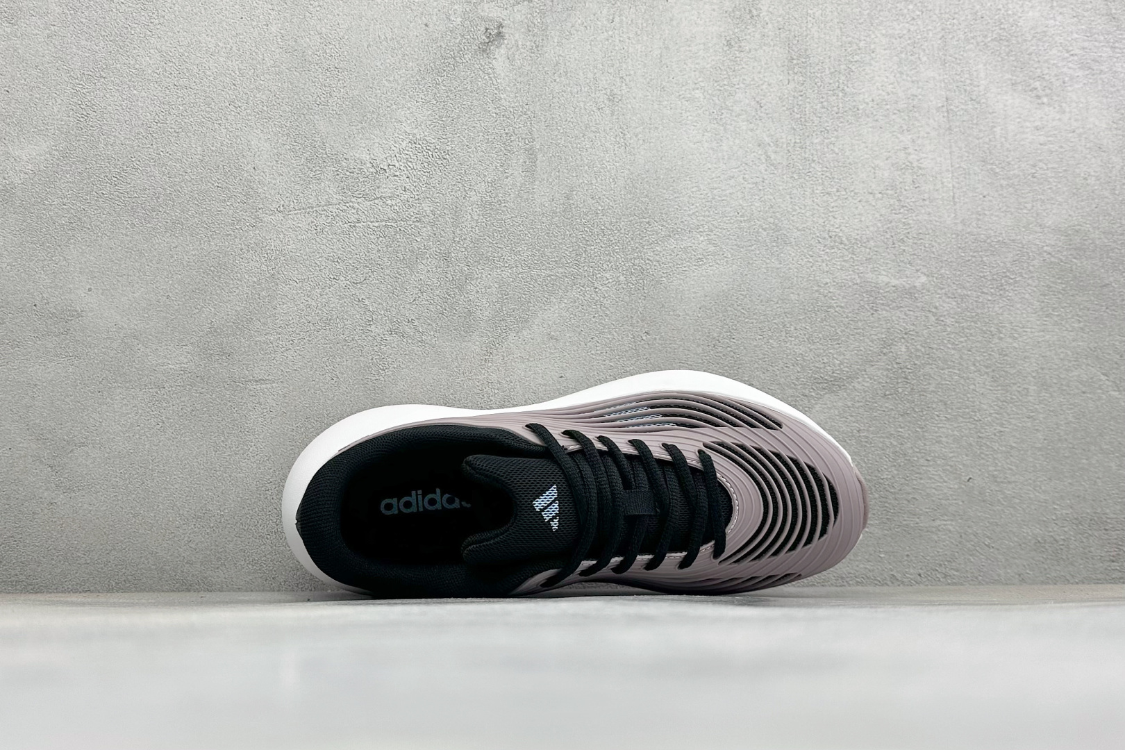 TF版ADIDAS 阿迪舒适百搭防滑耐磨 低帮休闲跑步鞋 中底配置方面搭载全掌Lightstrike Pro 鞋面采用透 TF版ADIDAS 阿迪舒适百搭防滑耐磨 低帮休闲跑步鞋 中底配置方面搭载全掌Lightstrike Pro 鞋面采用透