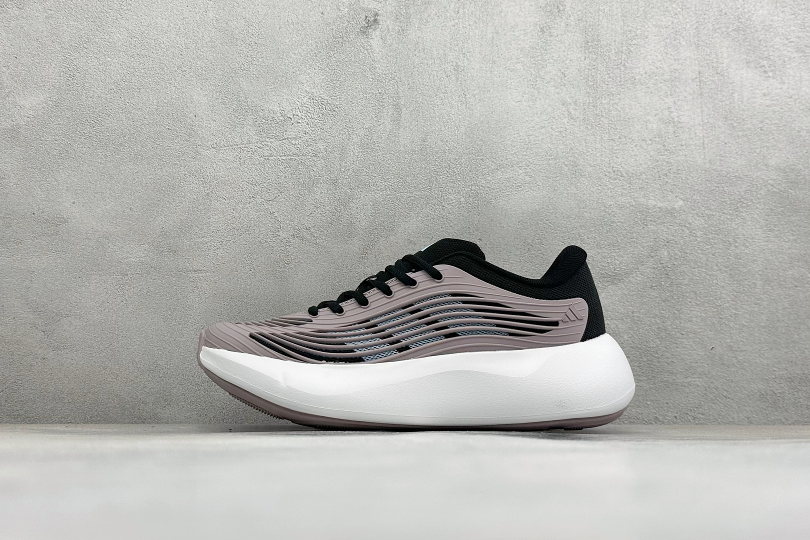 TF版ADIDAS 阿迪舒适百搭防滑耐磨 低帮休闲跑步鞋 中底配置方面搭载全掌Lightstrike Pro 鞋面采用透 TF版ADIDAS 阿迪舒适百搭防滑耐磨 低帮休闲跑步鞋 中底配置方面搭载全掌Lightstrike Pro 鞋面采用透