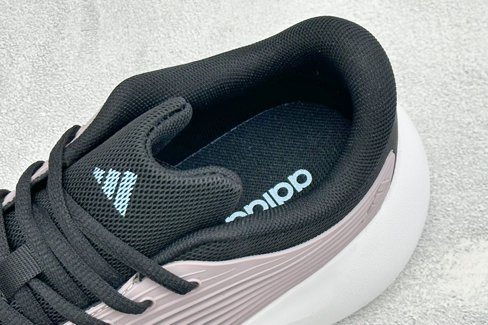 TF版ADIDAS 阿迪舒适百搭防滑耐磨 低帮休闲跑步鞋 中底配置方面搭载全掌Lightstrike Pro 鞋面采用透 TF版ADIDAS 阿迪舒适百搭防滑耐磨 低帮休闲跑步鞋 中底配置方面搭载全掌Lightstrike Pro 鞋面采用透