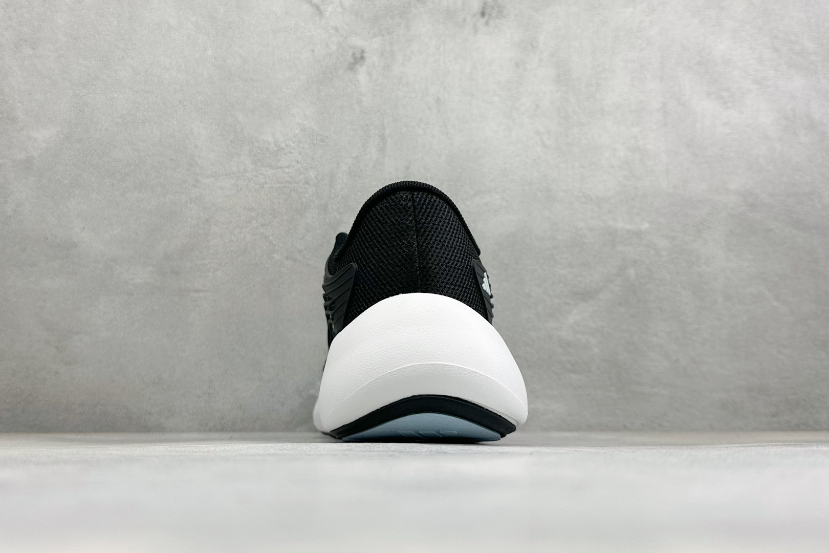 TF版ADIDAS 阿迪舒适百搭防滑耐磨 低帮休闲跑步鞋 中底配置方面搭载全掌Lightstrike Pro 鞋面采用透 TF版ADIDAS 阿迪舒适百搭防滑耐磨 低帮休闲跑步鞋 中底配置方面搭载全掌Lightstrike Pro 鞋面采用透